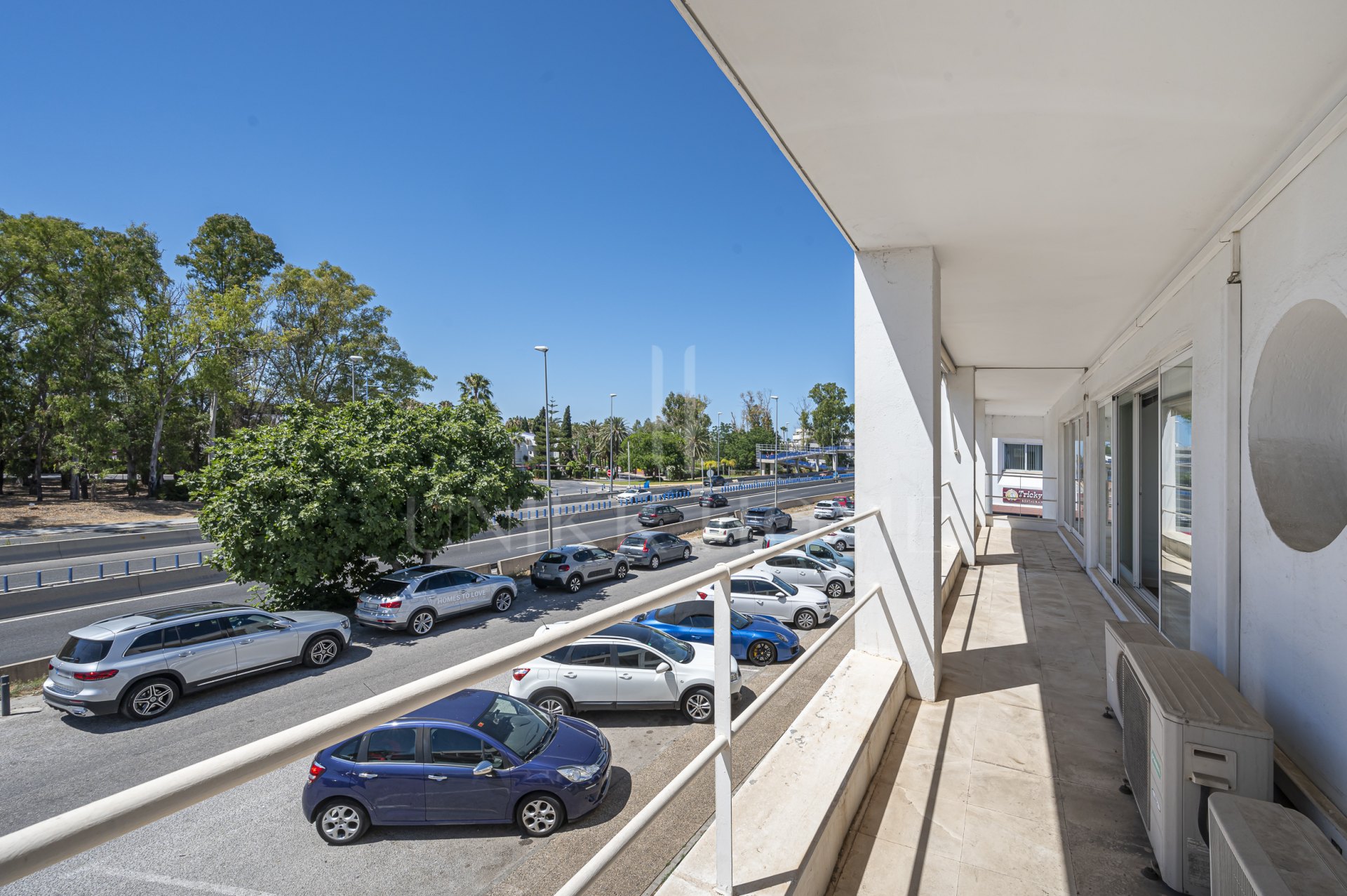 Se Vende Local Comercial de 414m² en Centro Comercial Guadalmina - Ideal para Co-Working