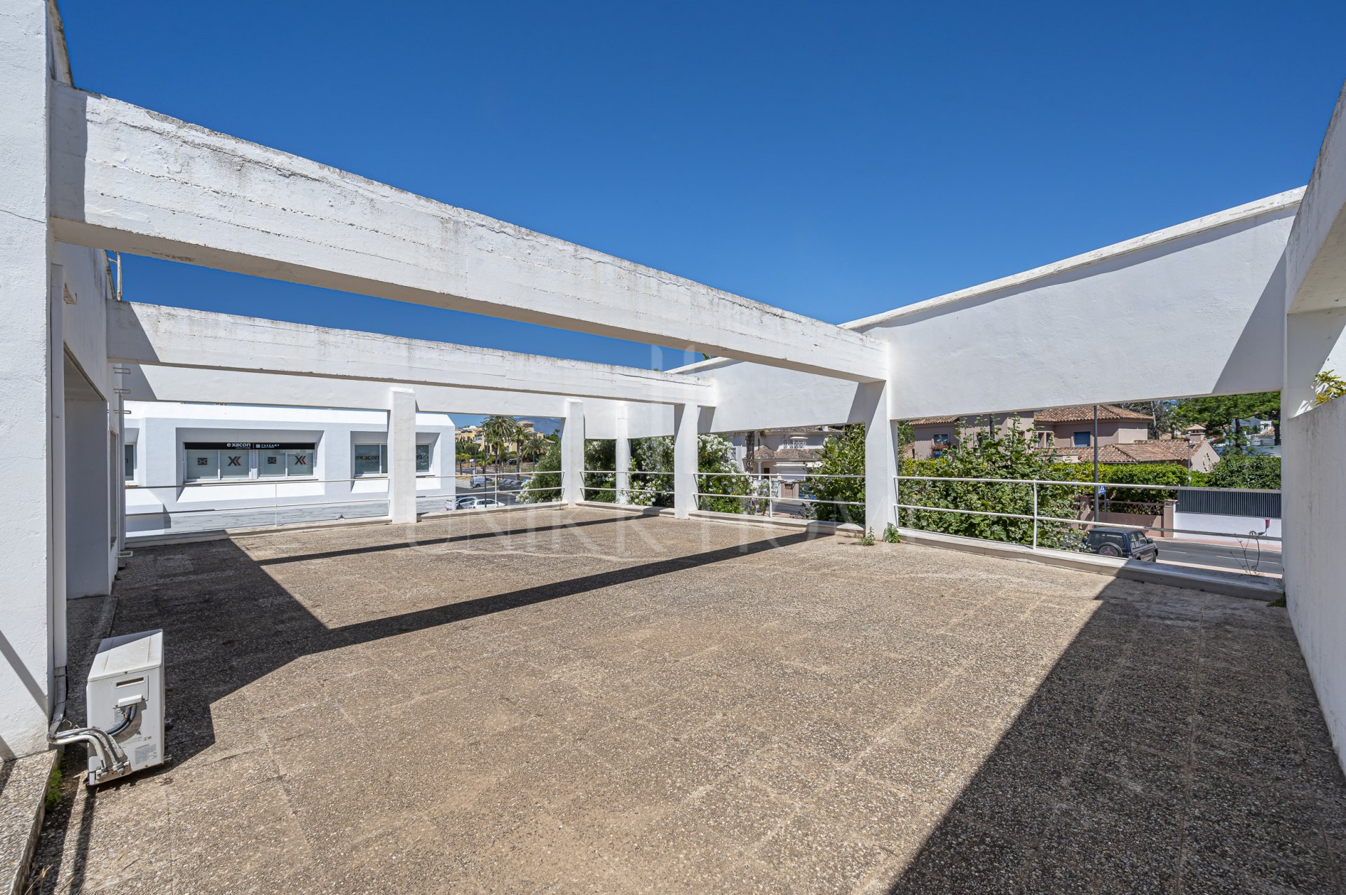 Se Vende Local Comercial de 414m² en Centro Comercial Guadalmina - Ideal para Co-Working
