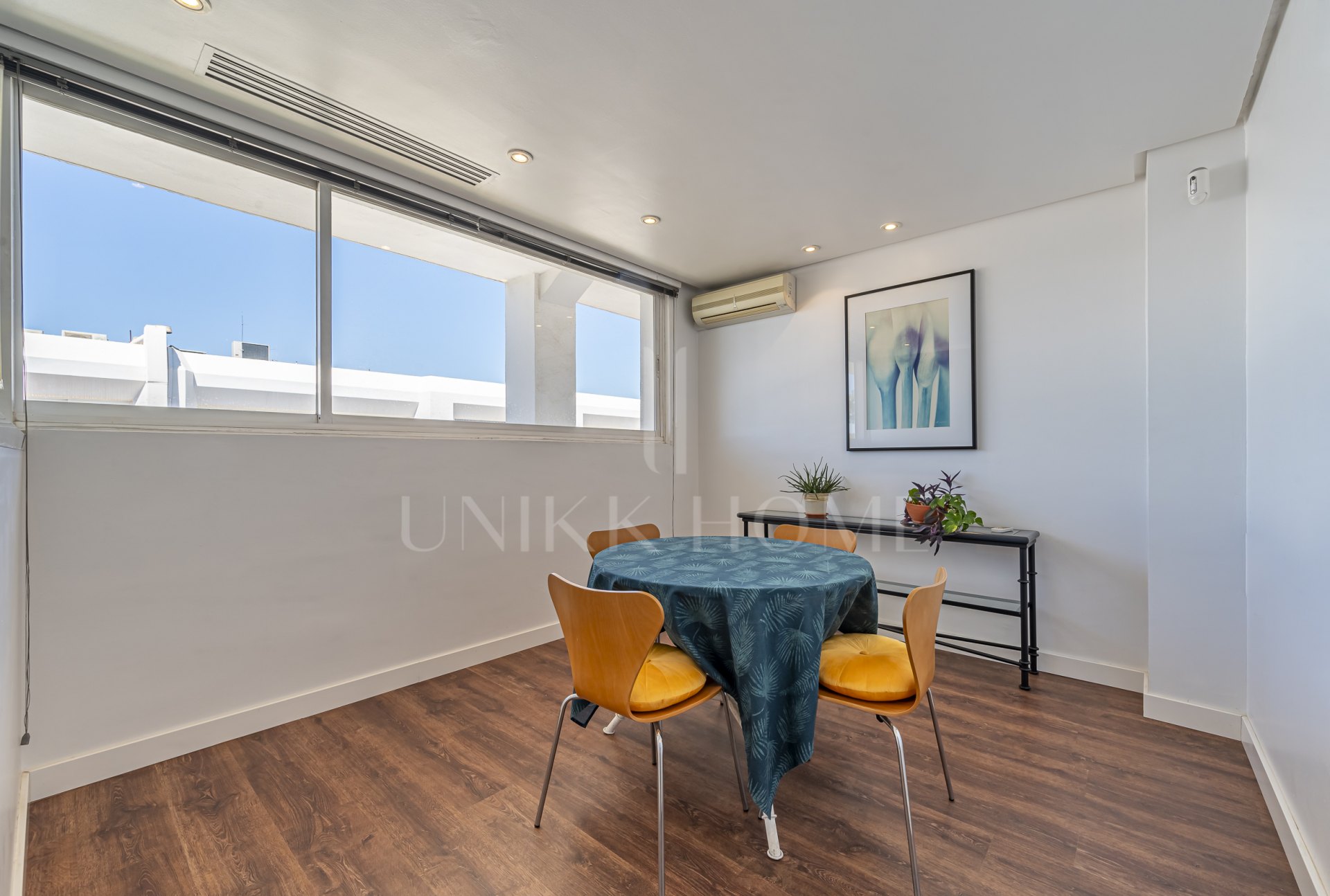 Se Vende Local Comercial de 414m² en Centro Comercial Guadalmina - Ideal para Co-Working