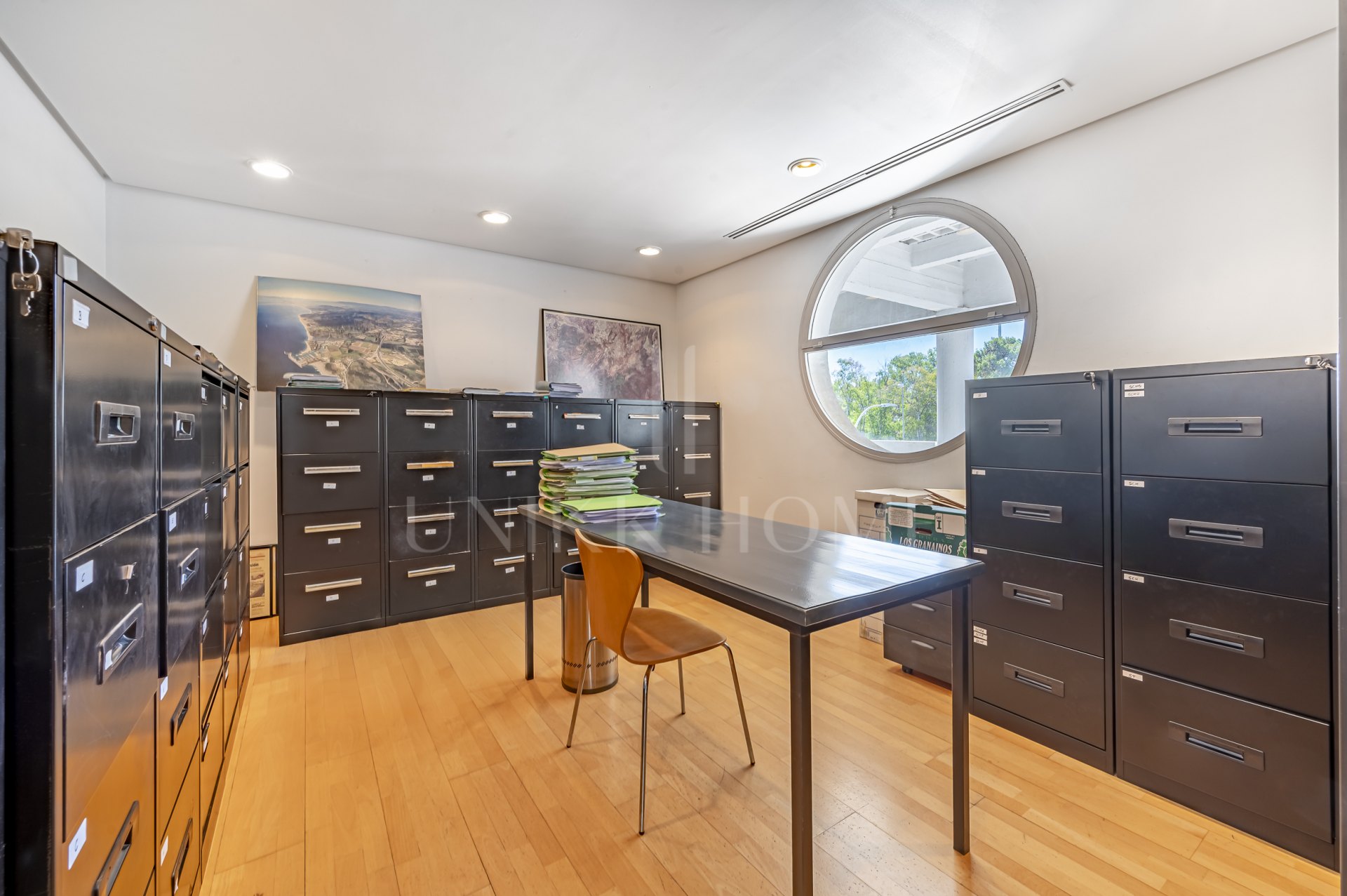 Se Vende Local Comercial de 414m² en Centro Comercial Guadalmina - Ideal para Co-Working