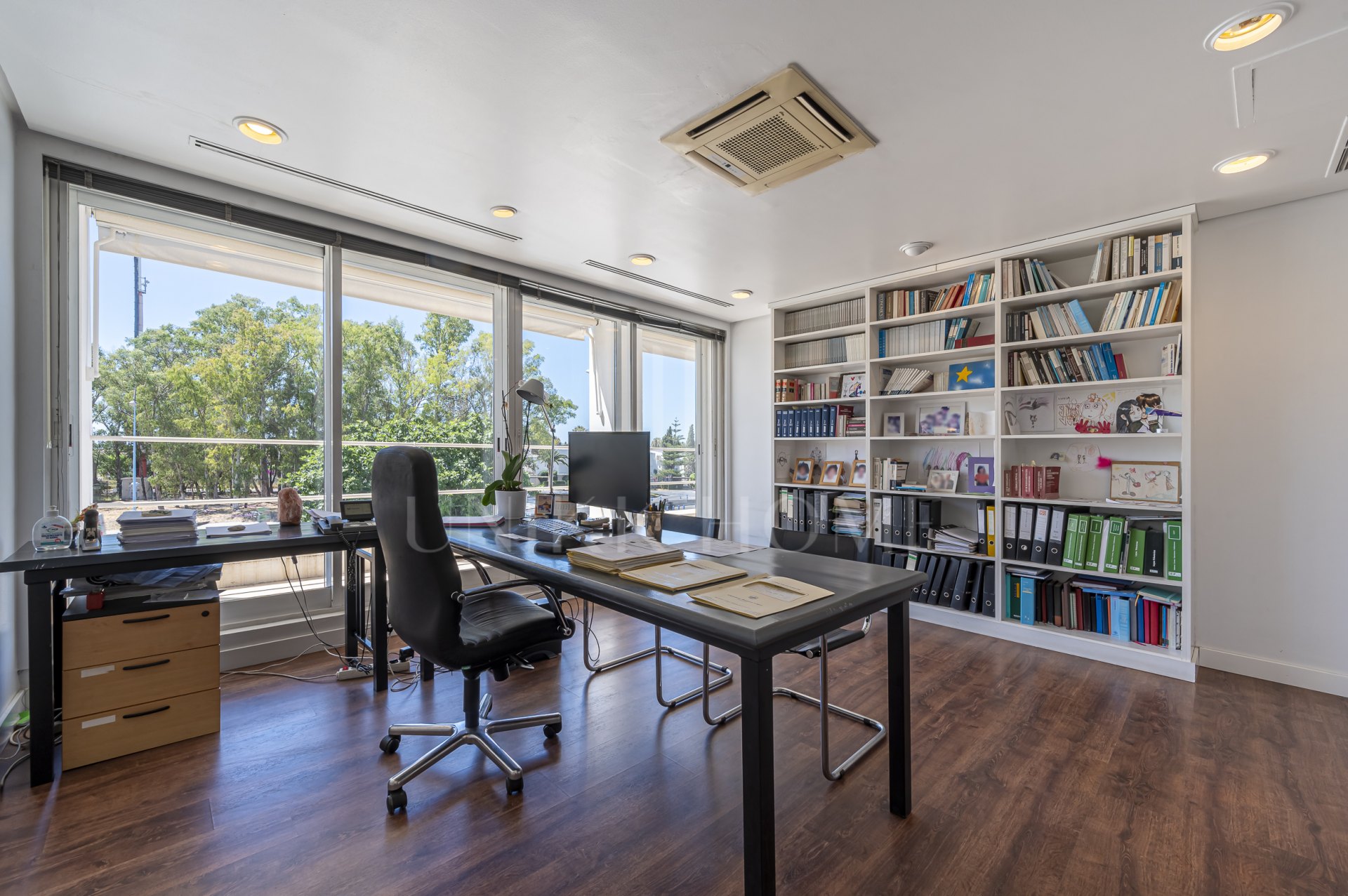 Se Vende Local Comercial de 414m² en Centro Comercial Guadalmina - Ideal para Co-Working