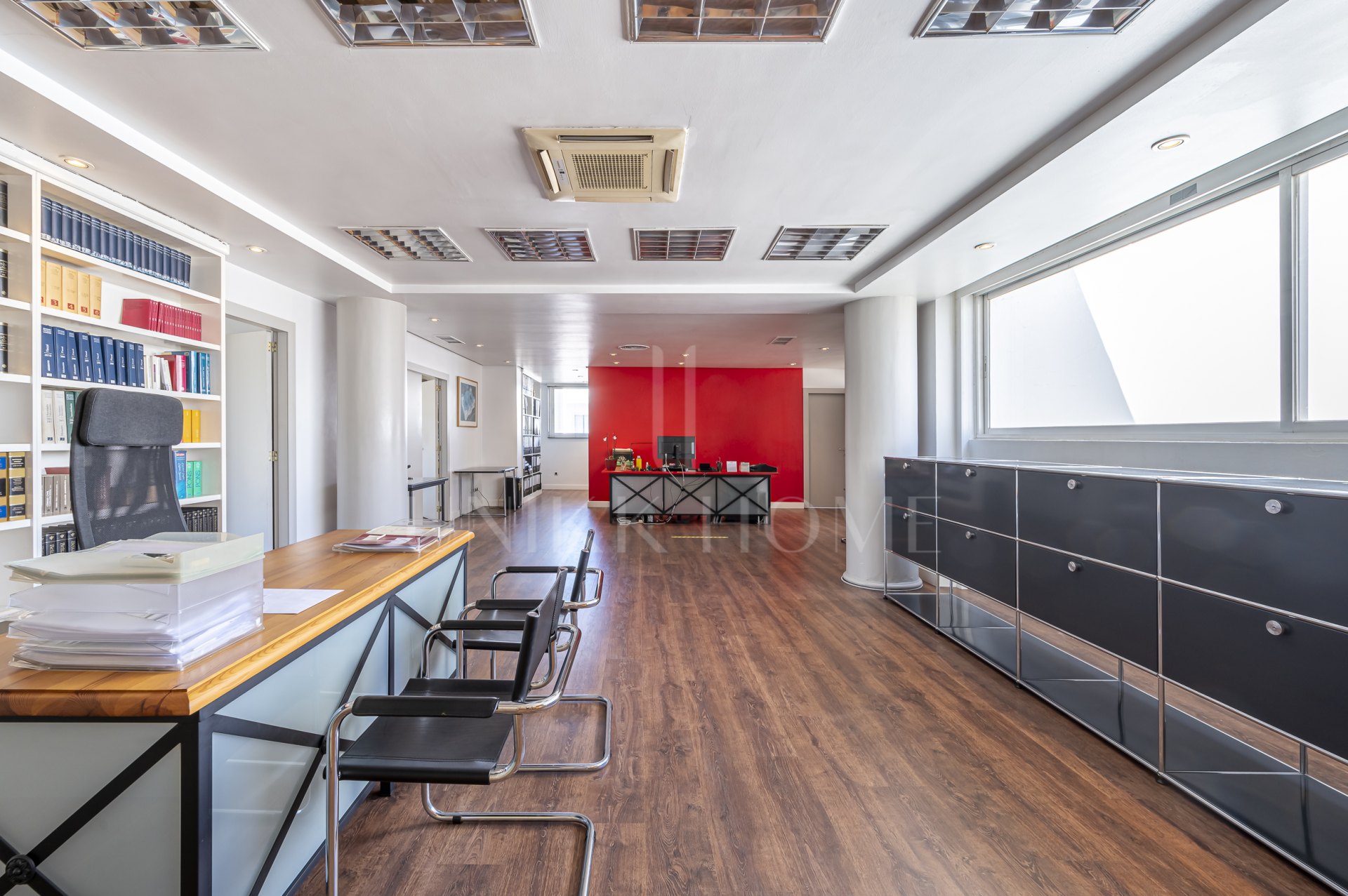 Se Vende Local Comercial de 414m² en Centro Comercial Guadalmina - Ideal para Co-Working