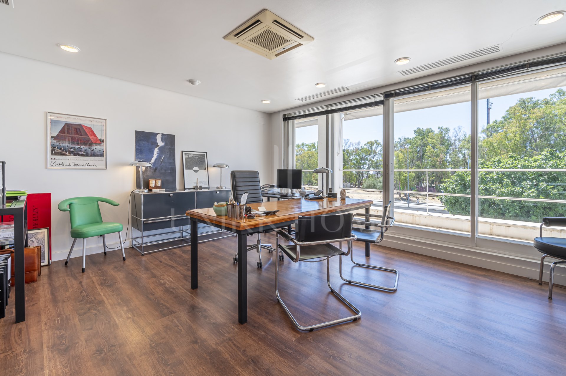 Se Vende Local Comercial de 414m² en Centro Comercial Guadalmina - Ideal para Co-Working