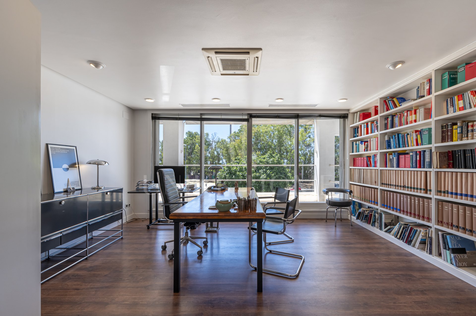 Se Vende Local Comercial de 414m² en Centro Comercial Guadalmina - Ideal para Co-Working