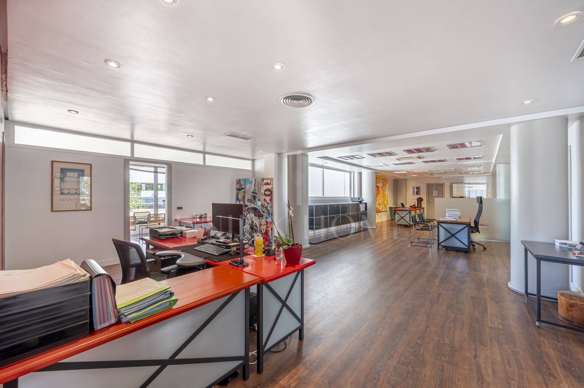 Se Vende Local Comercial de 414m² en Centro Comercial Guadalmina - Ideal para Co-Working