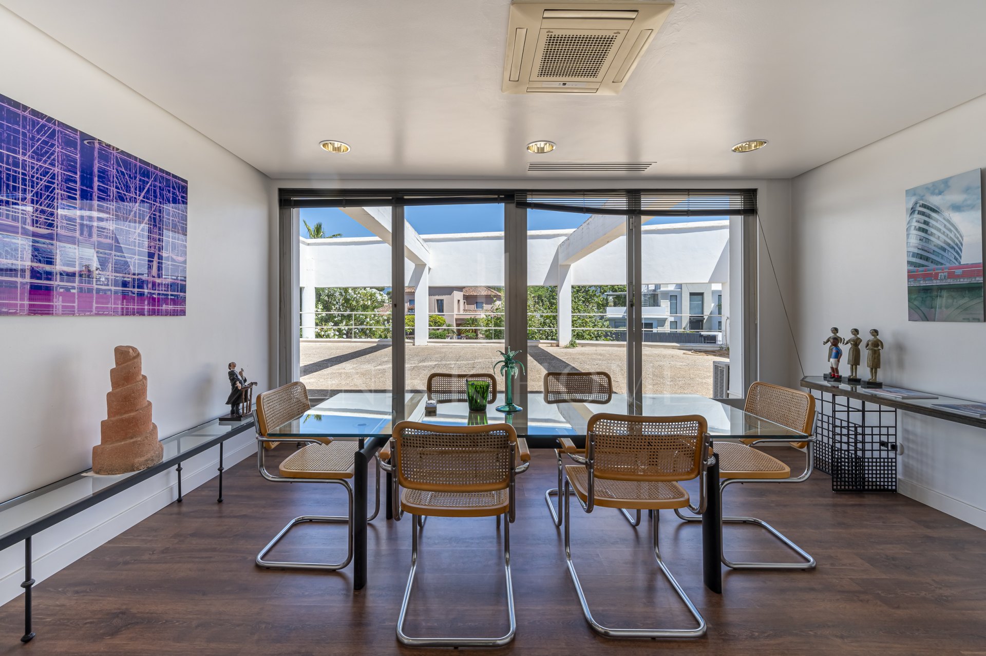 Se Vende Local Comercial de 414m² en Centro Comercial Guadalmina - Ideal para Co-Working