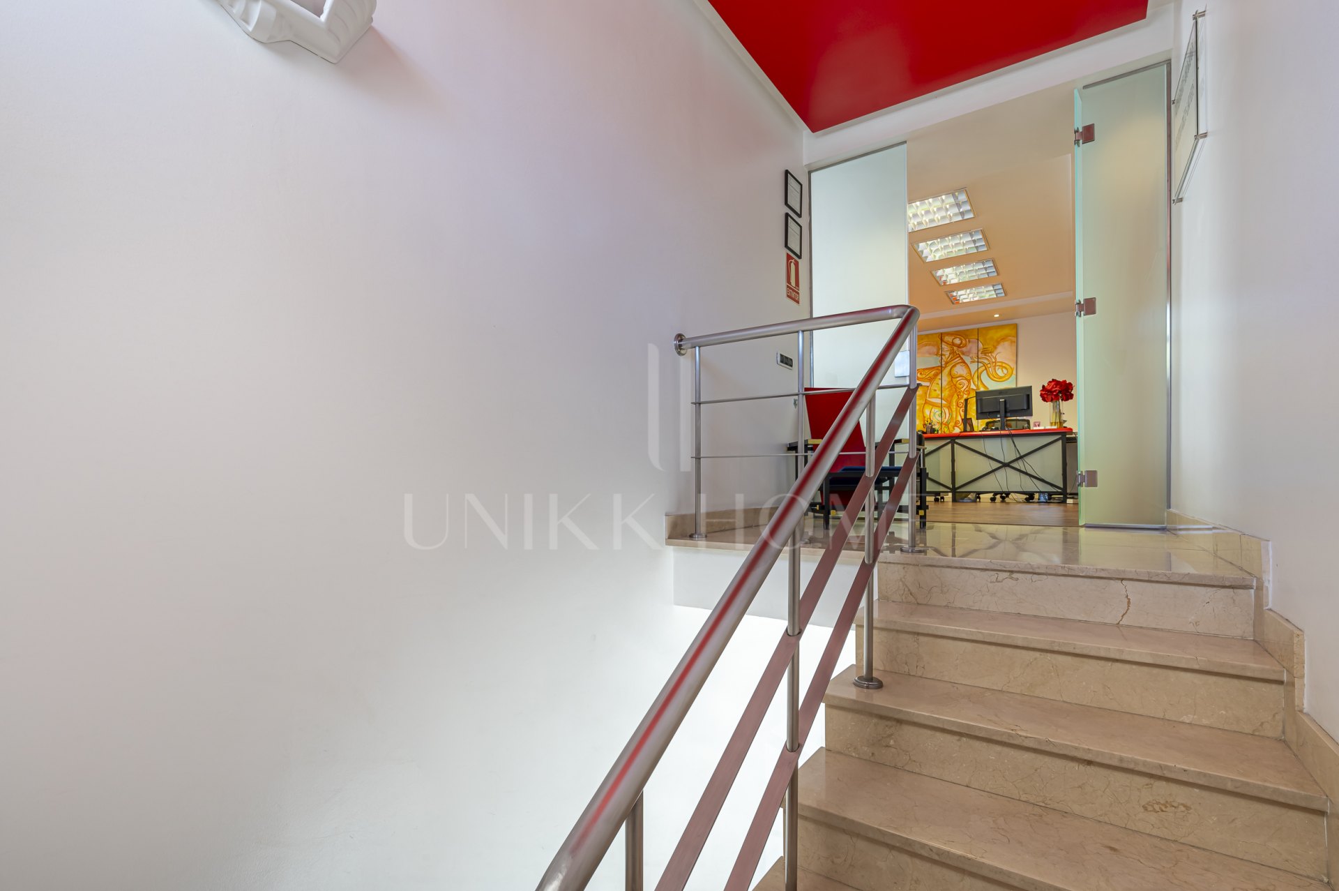 Se Vende Local Comercial de 414m² en Centro Comercial Guadalmina - Ideal para Co-Working