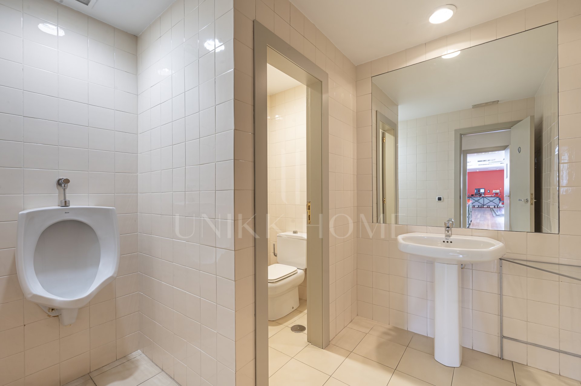 Se Vende Local Comercial de 414m² en Centro Comercial Guadalmina - Ideal para Co-Working