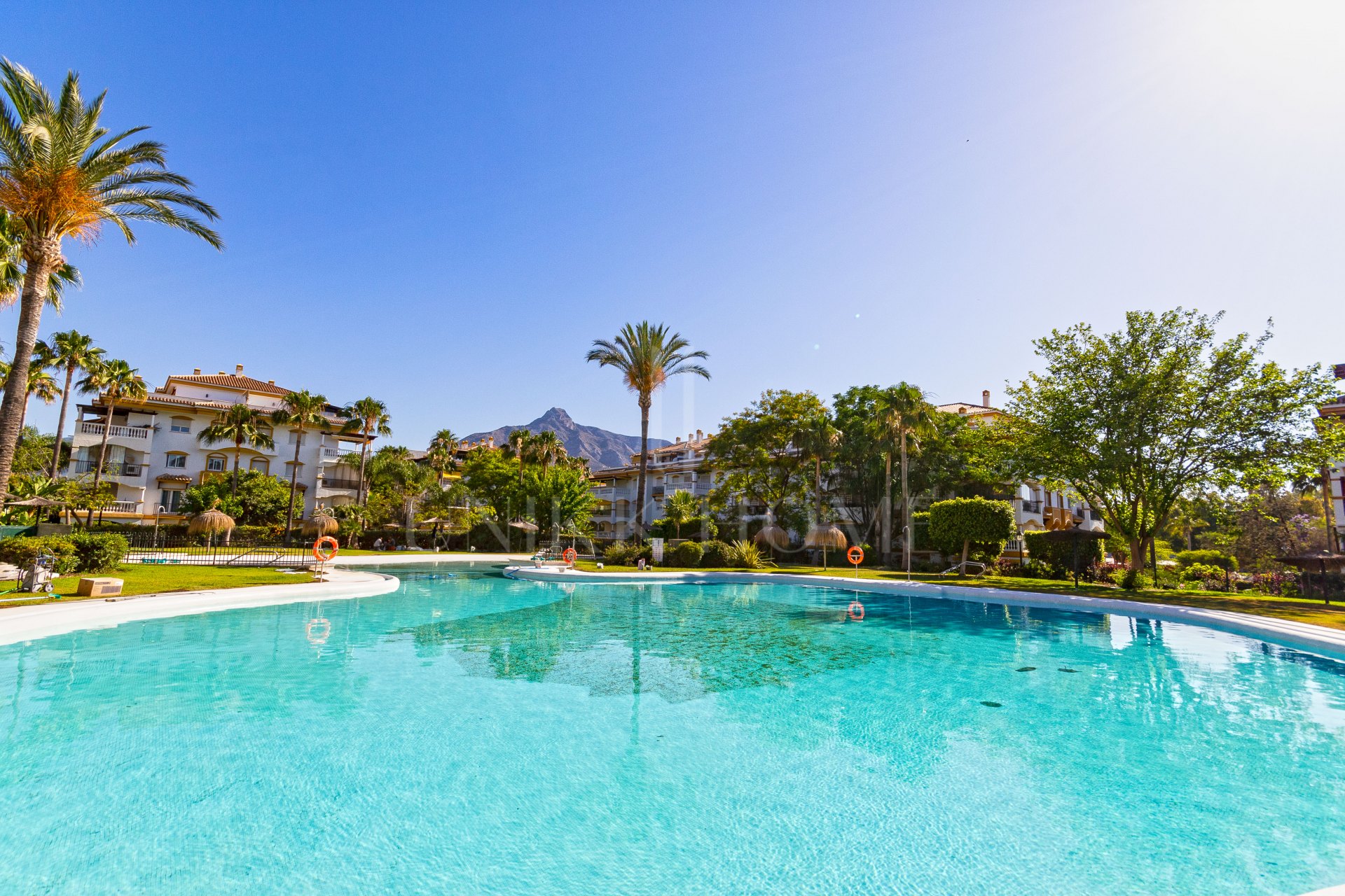 Venta y Alquiler apartamento planta baja con Jardín privado, Dama de Noche