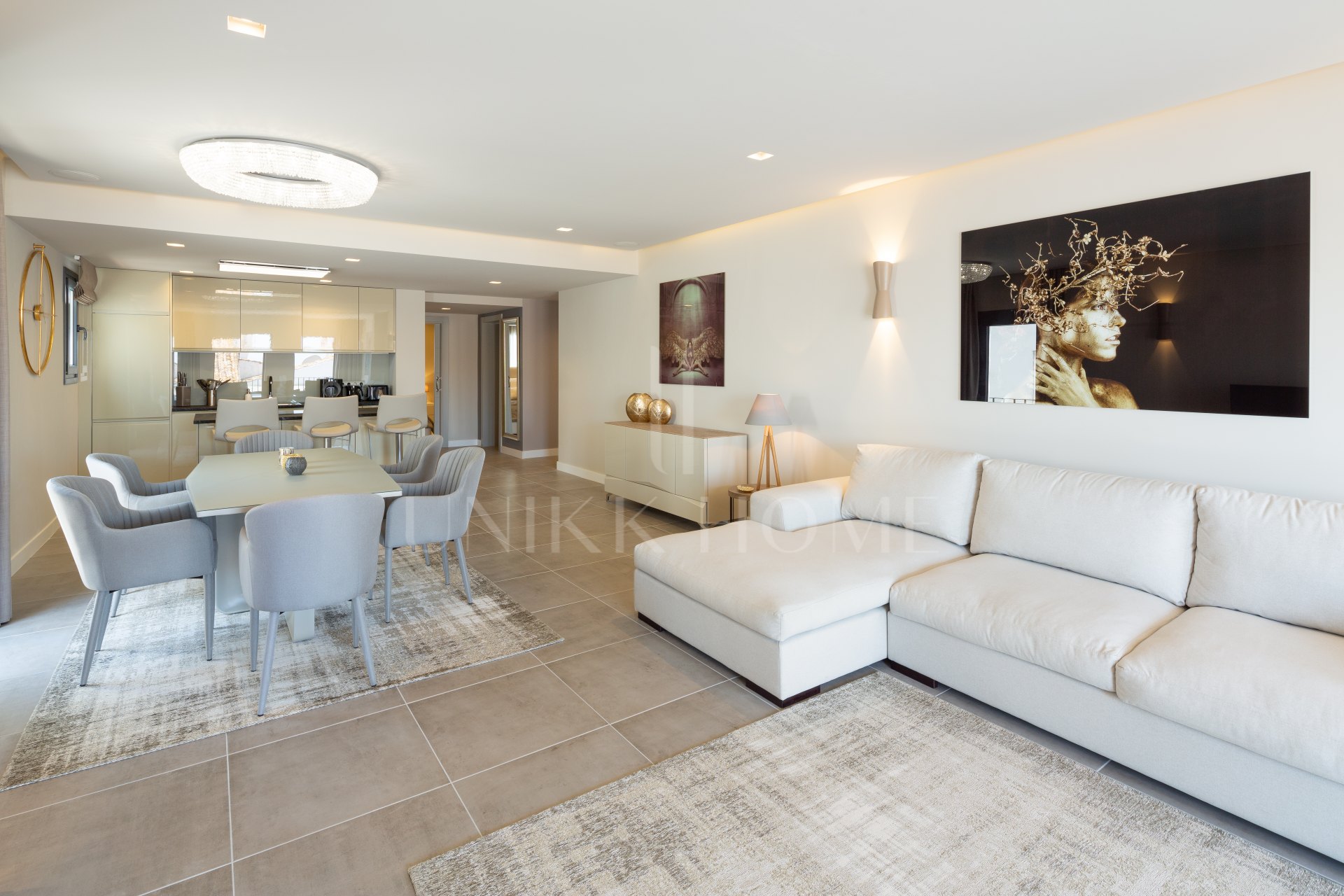 Renovated apartment on the first line of Puerto Banus, with sea views