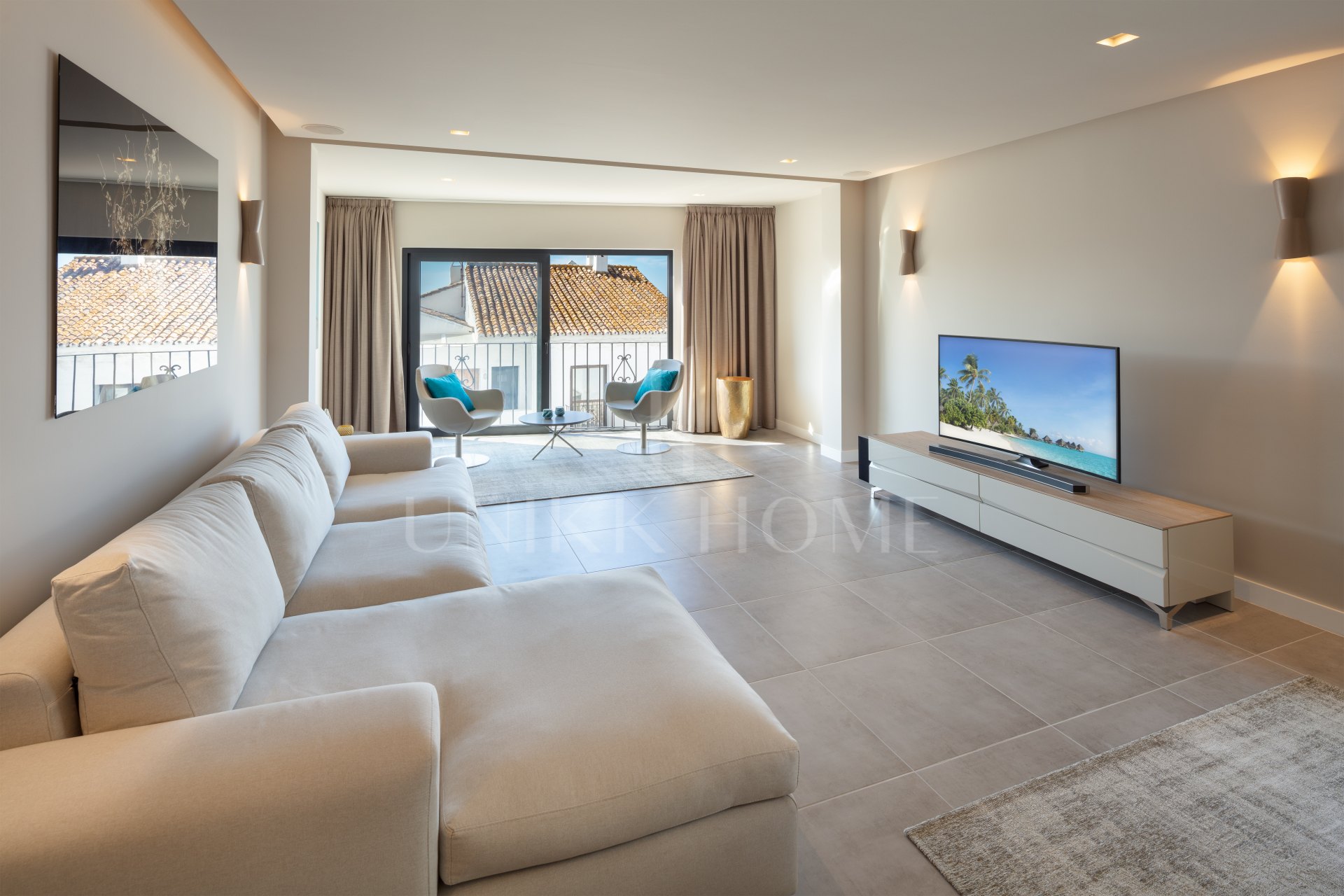 Renovated apartment on the first line of Puerto Banus, with sea views