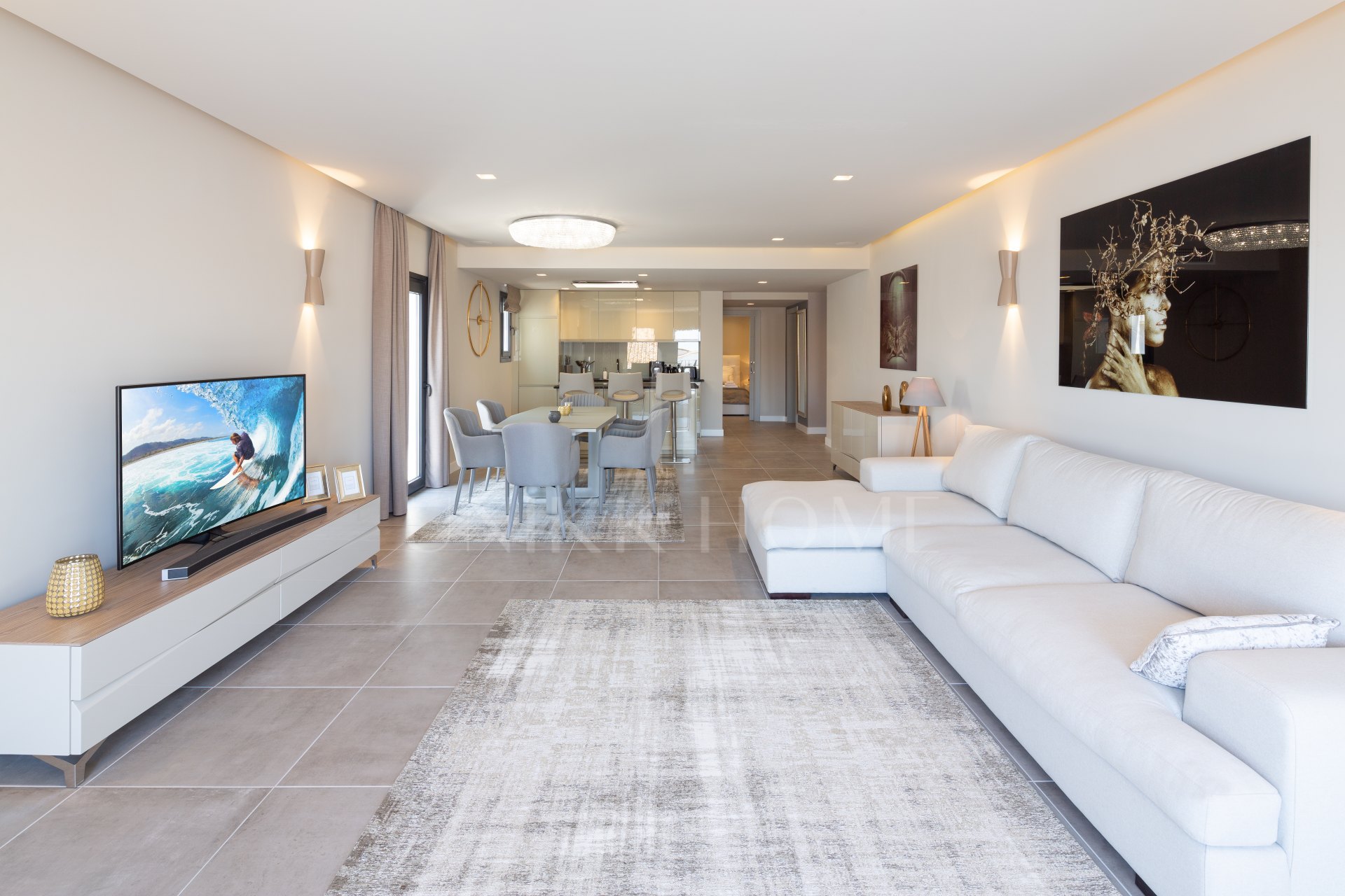 Renovated apartment on the first line of Puerto Banus, with sea views