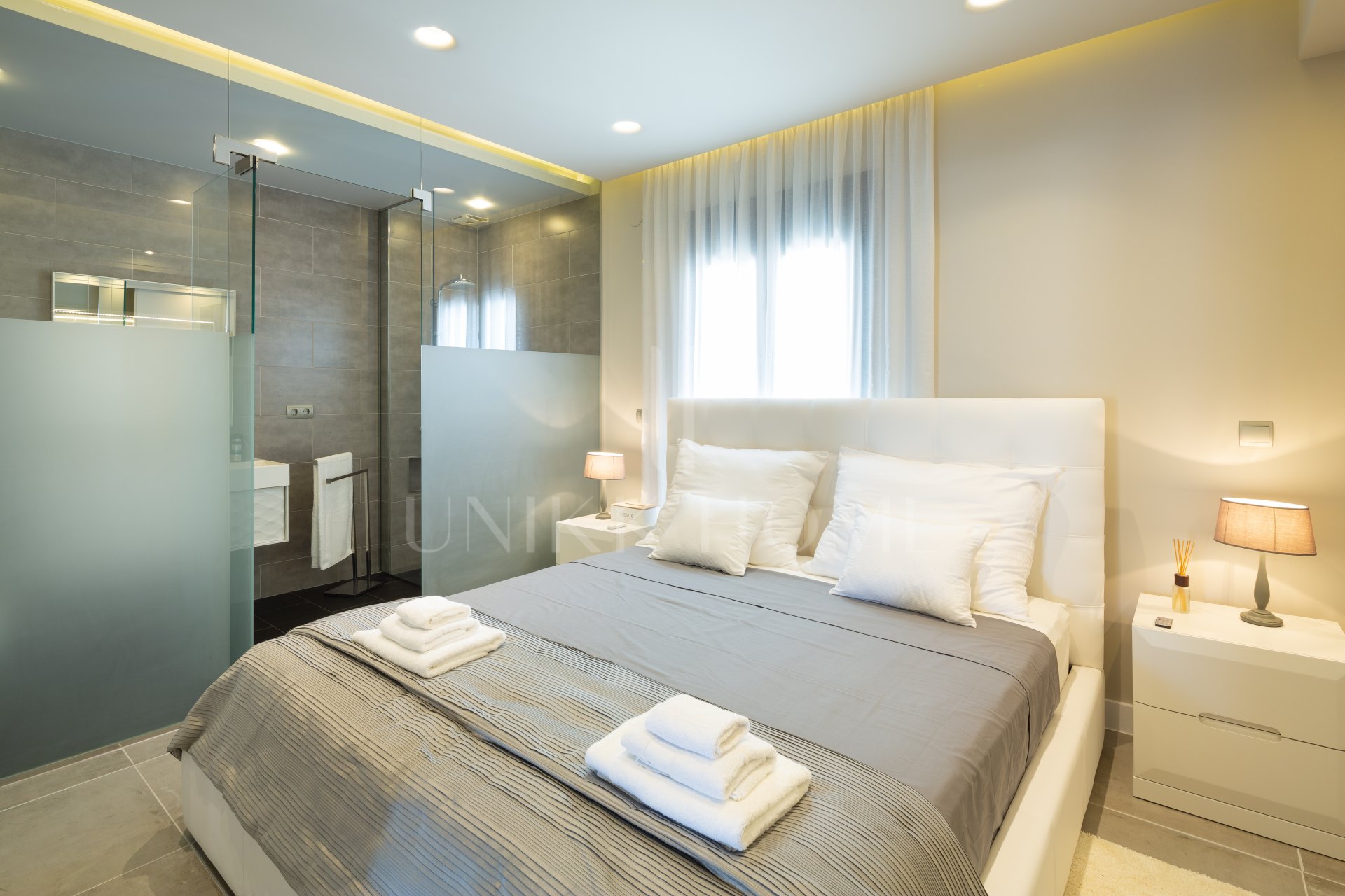 Renovated apartment on the first line of Puerto Banus, with sea views