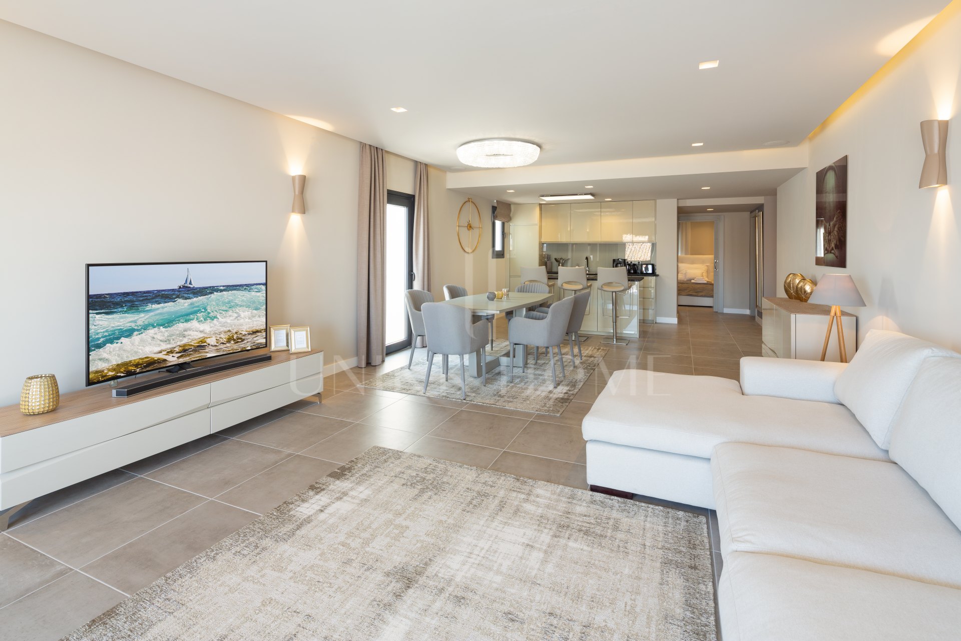 Renovated apartment on the first line of Puerto Banus, with sea views