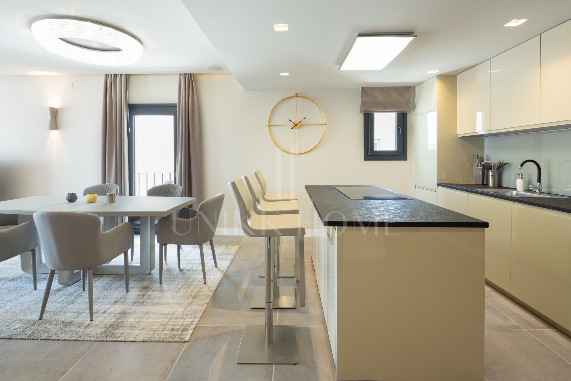 Renovated apartment on the first line of Puerto Banus, with sea views