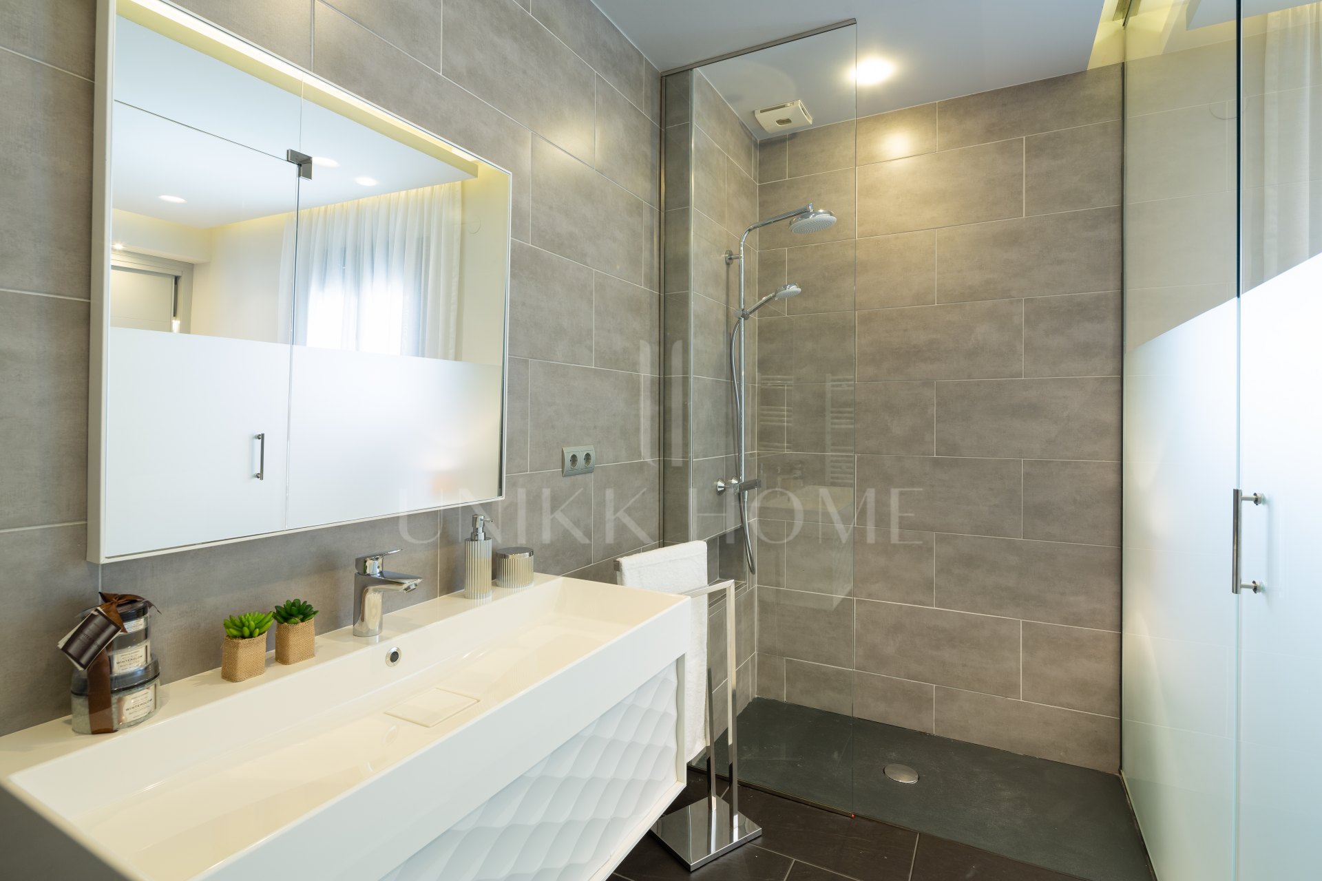 Renovated apartment on the first line of Puerto Banus, with sea views