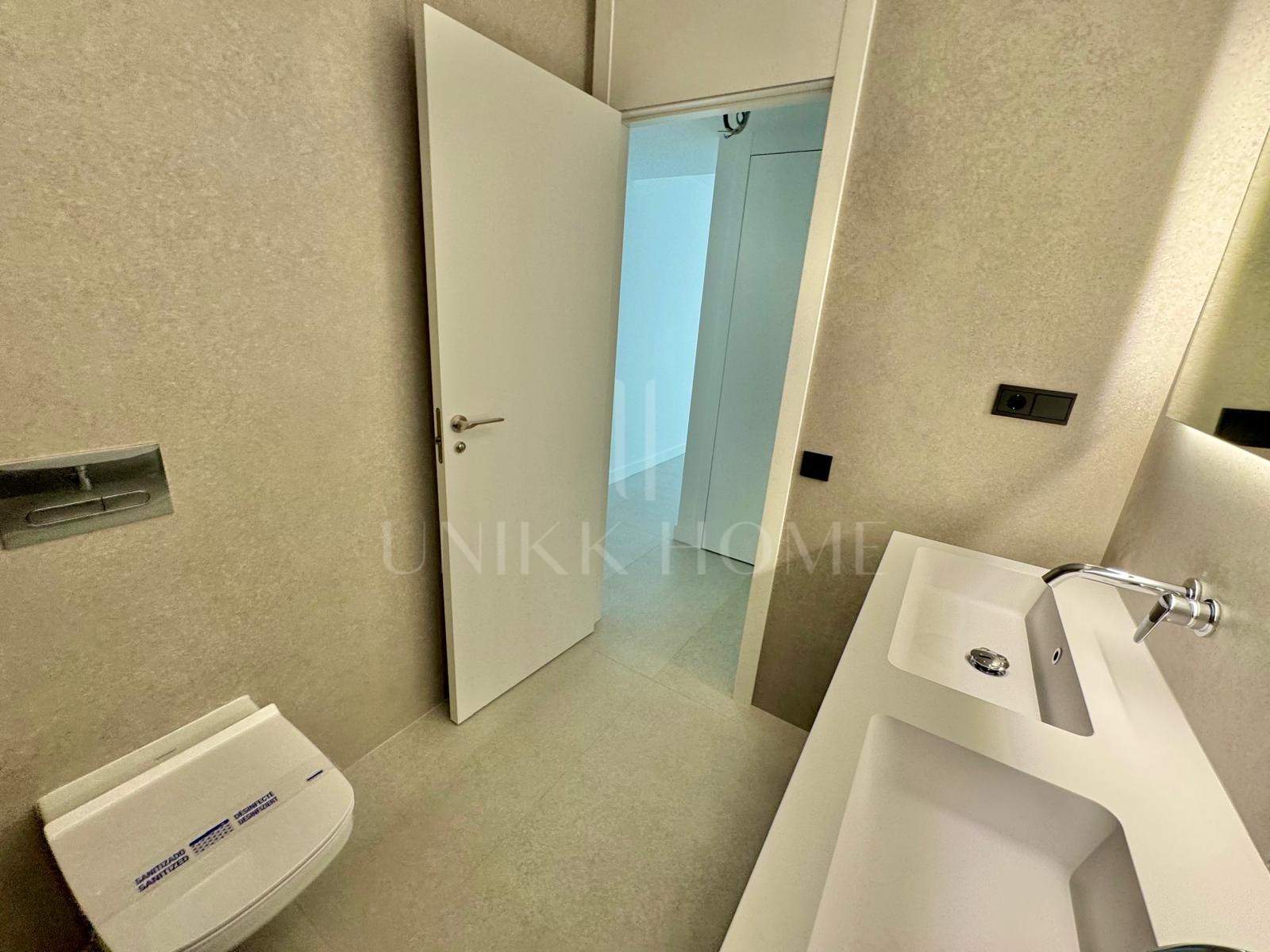 Apartamento de lujo de nueva construcción con vistas panorámicas al mar en Altos de Los Monteros – Marbella Este