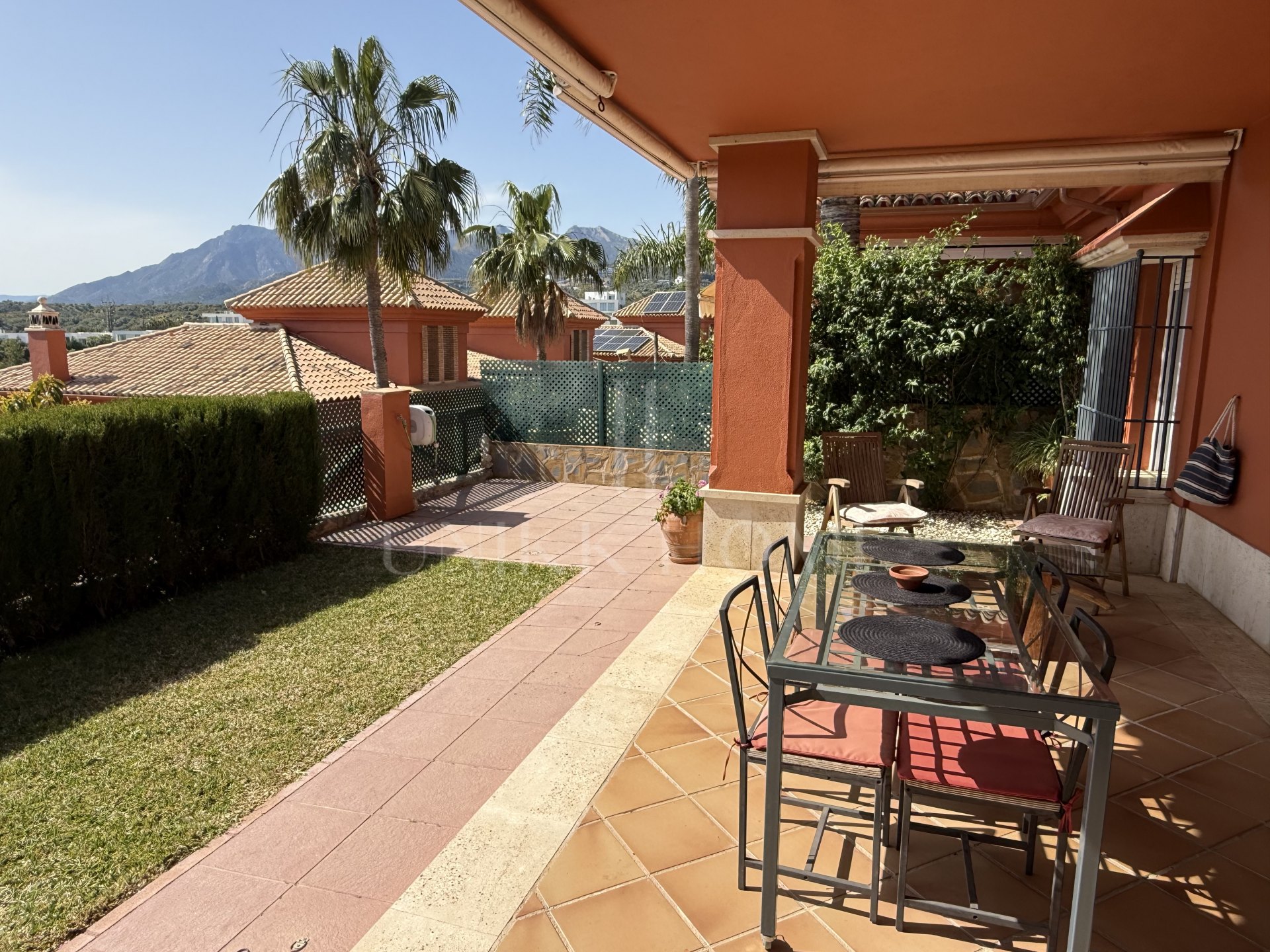 Townhouse with private garden in Santa Clara Golf