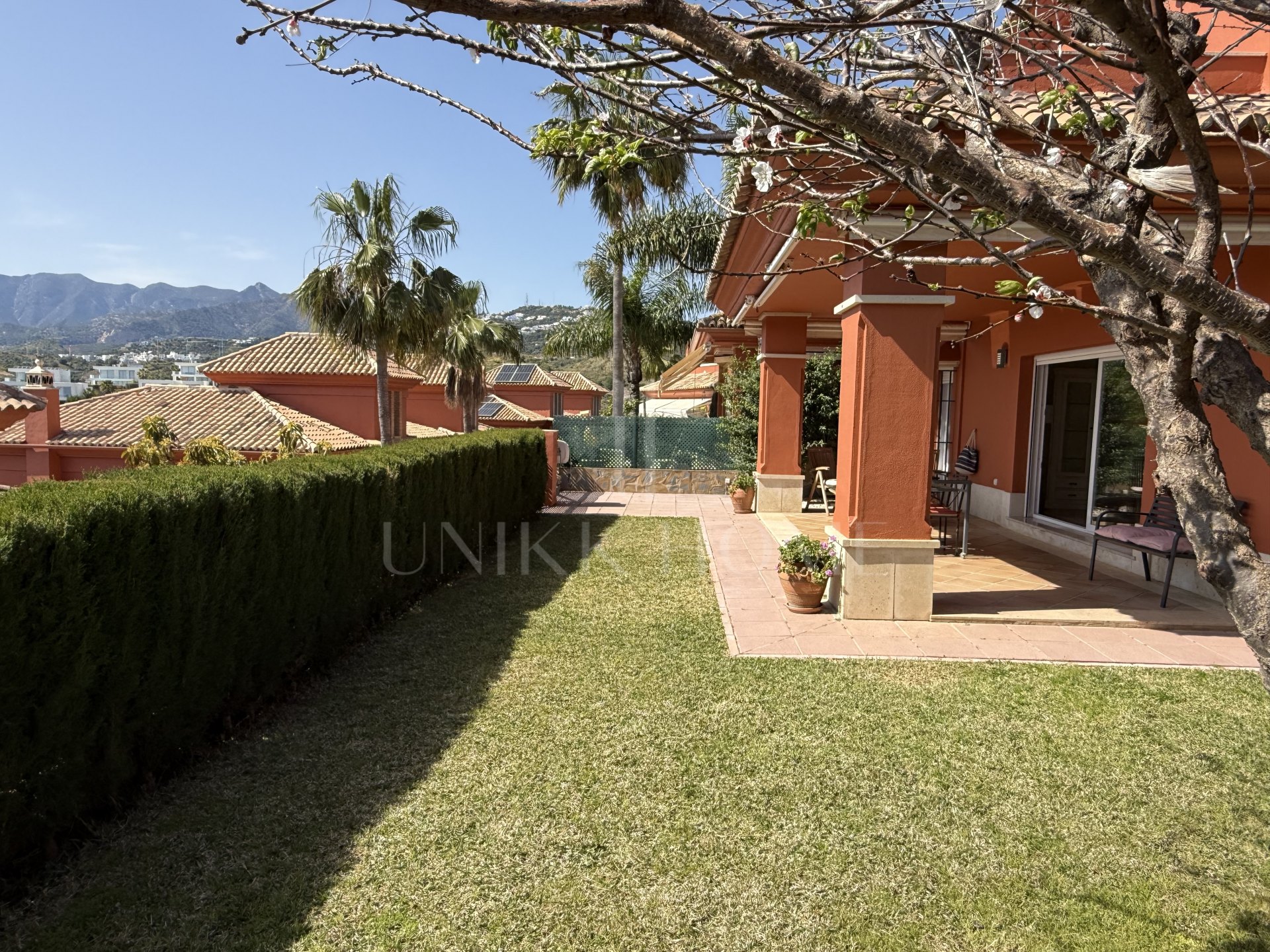 Townhouse with private garden in Santa Clara Golf