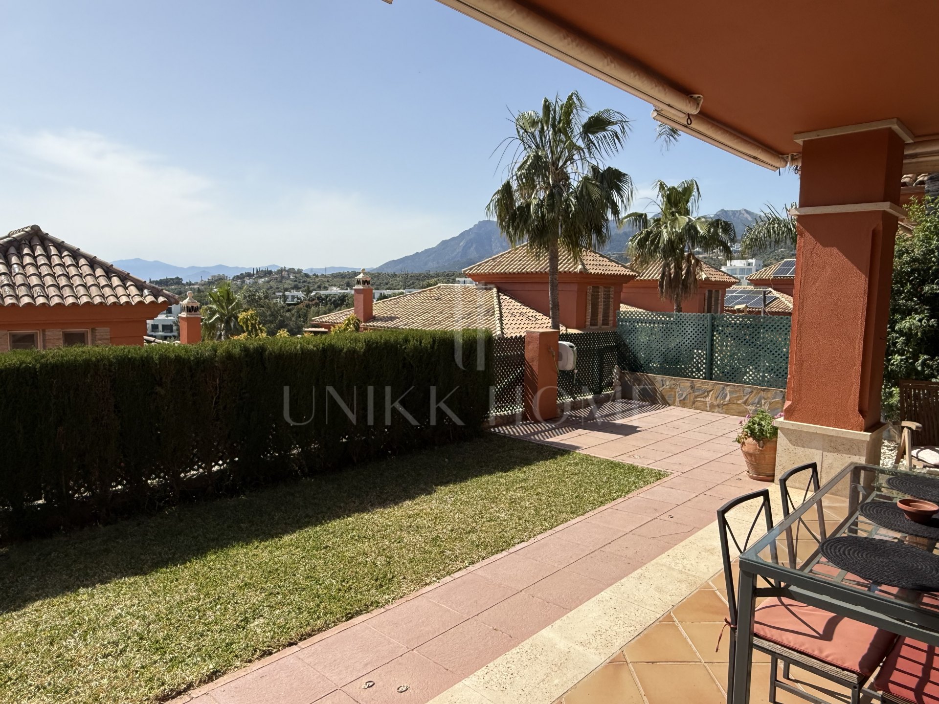 Townhouse with private garden in Santa Clara Golf