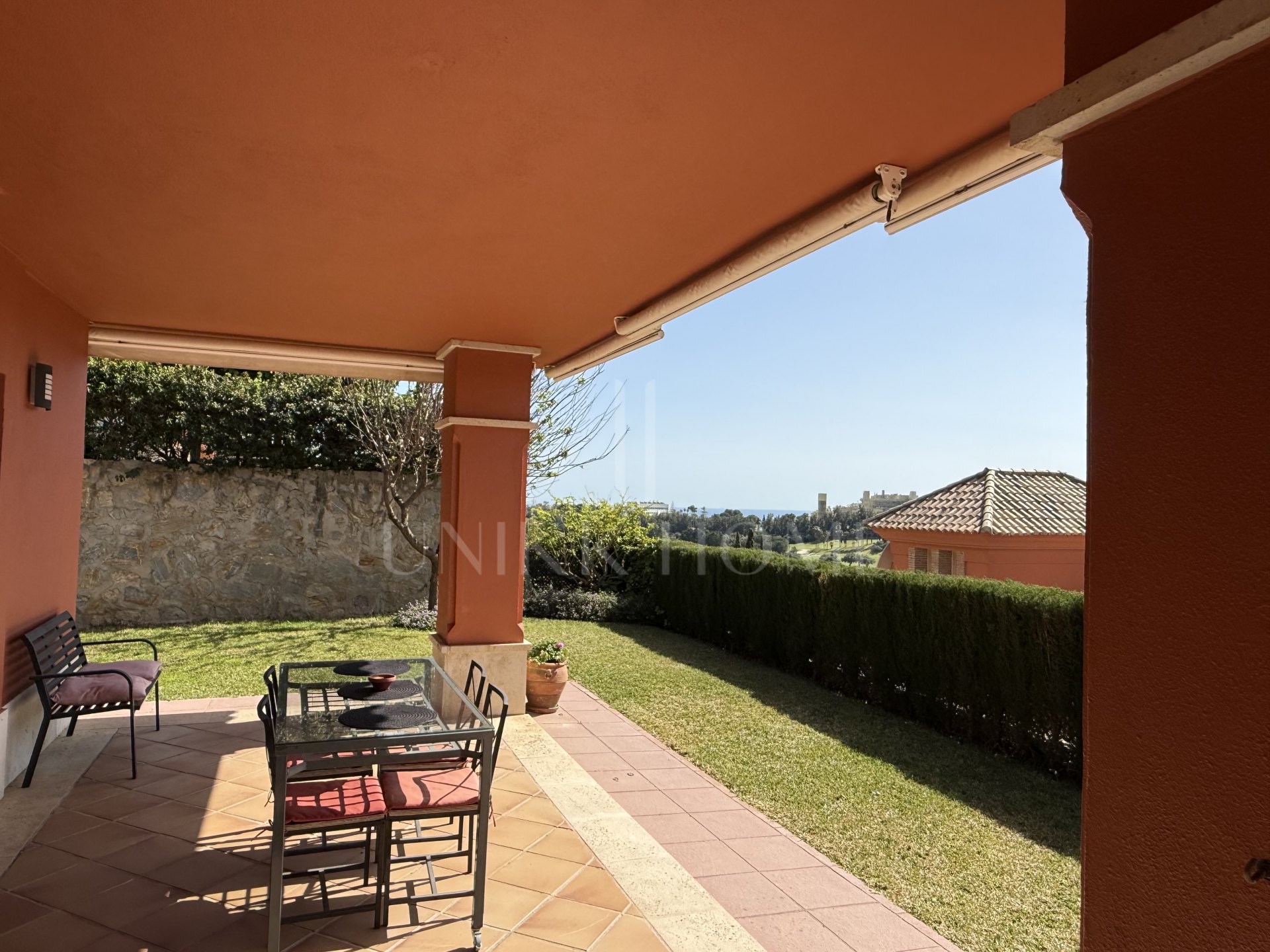 Townhouse with private garden in Santa Clara Golf