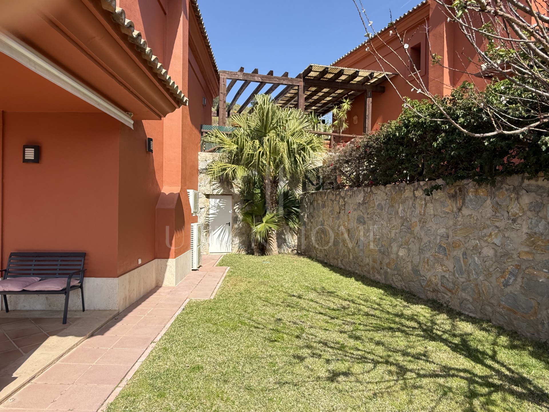 Townhouse with private garden in Santa Clara Golf