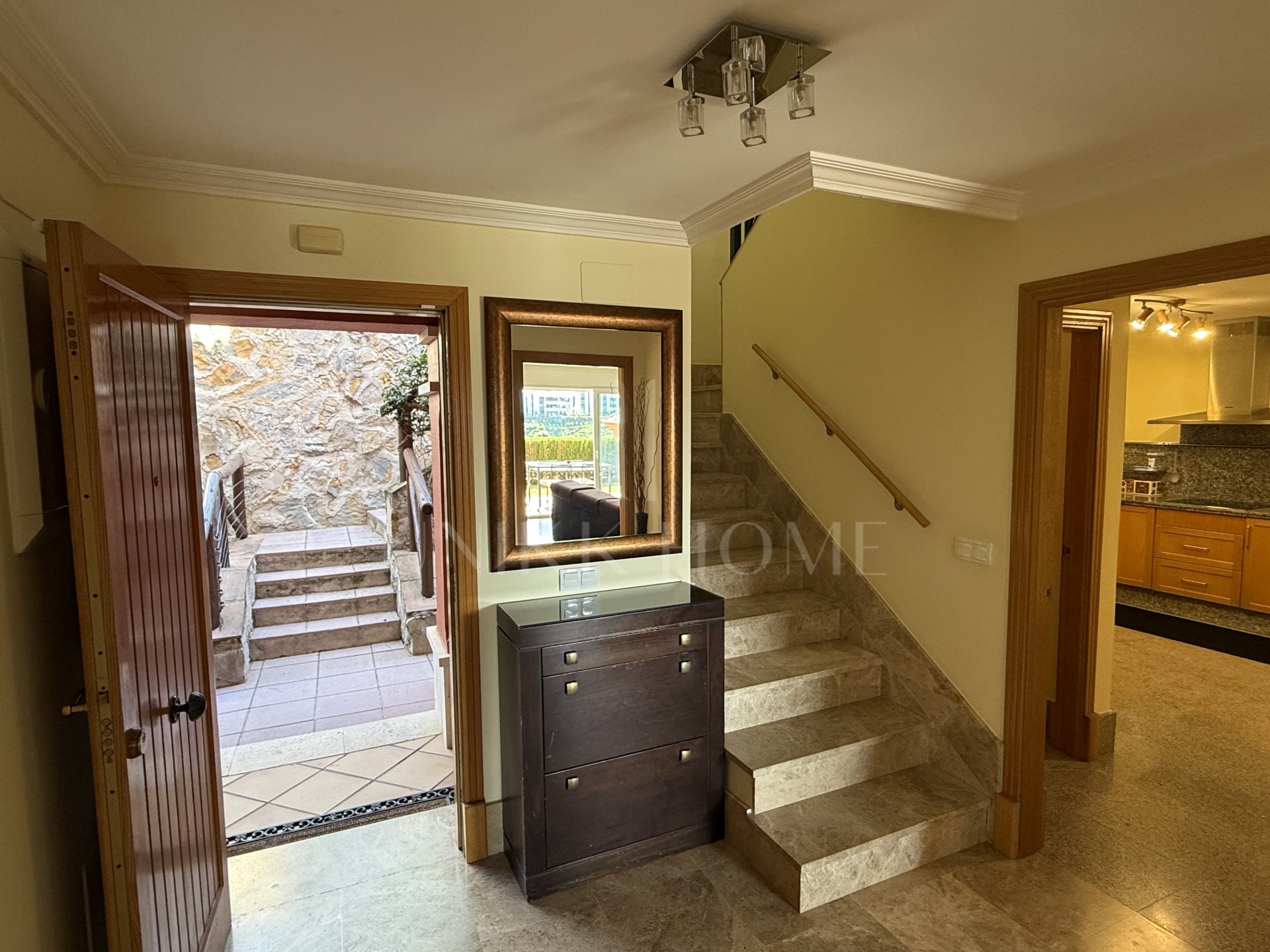 Townhouse with private garden in Santa Clara Golf