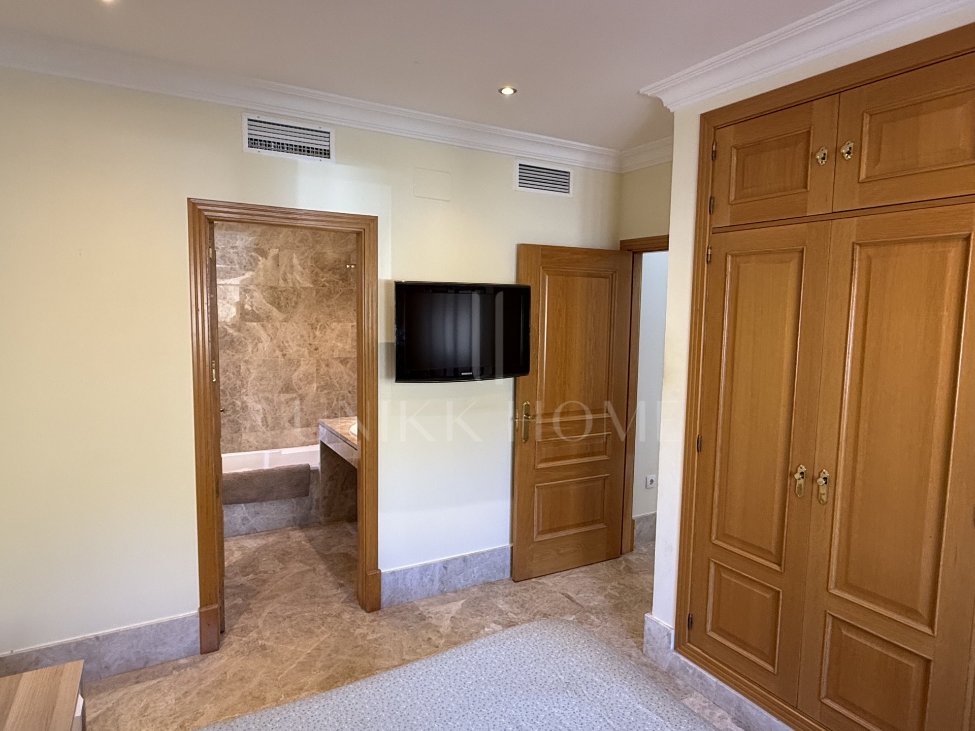 Townhouse with private garden in Santa Clara Golf