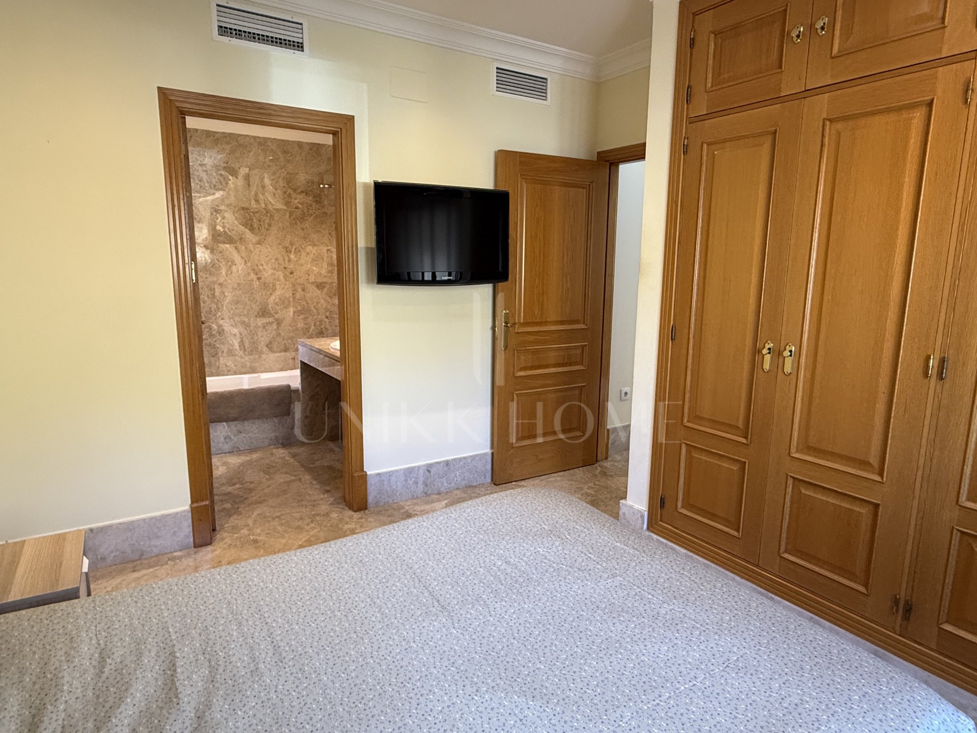 Townhouse with private garden in Santa Clara Golf