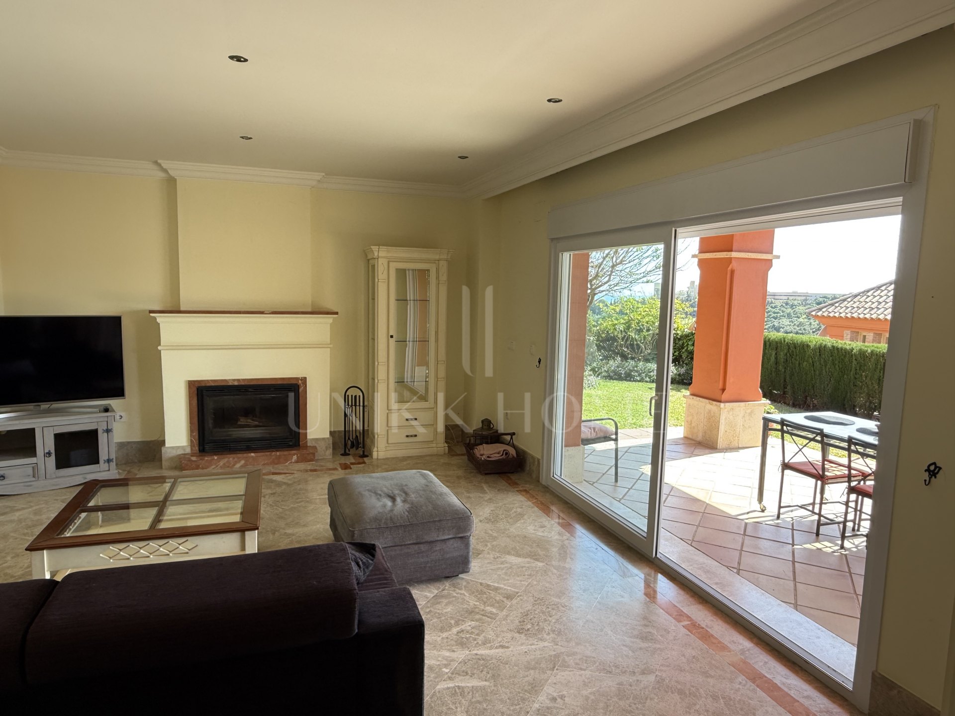 Townhouse with private garden in Santa Clara Golf