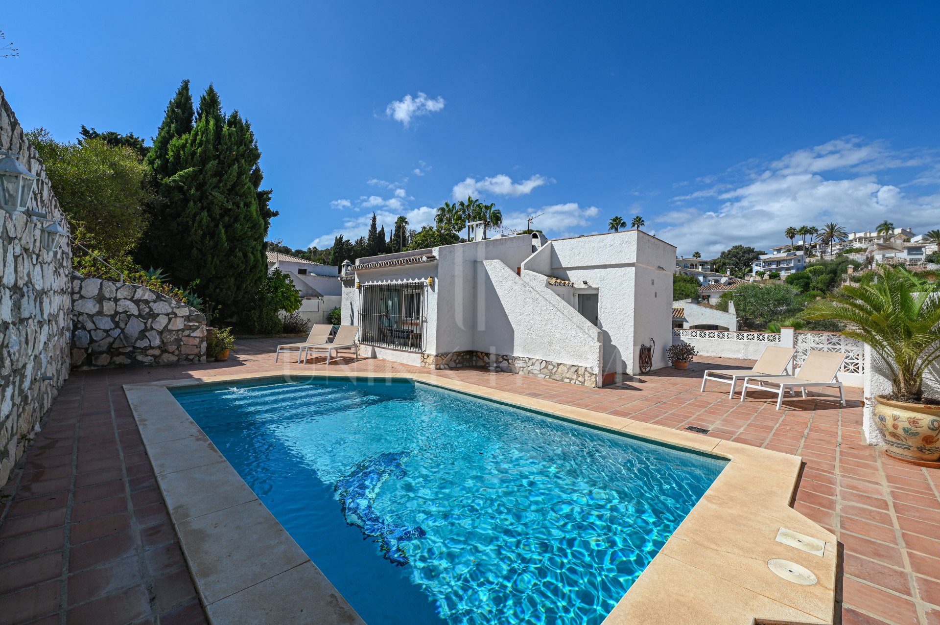 **Hermoso Chalet de Una Planta con Piscina Privada – Fuengirola / Cerros del Águila**