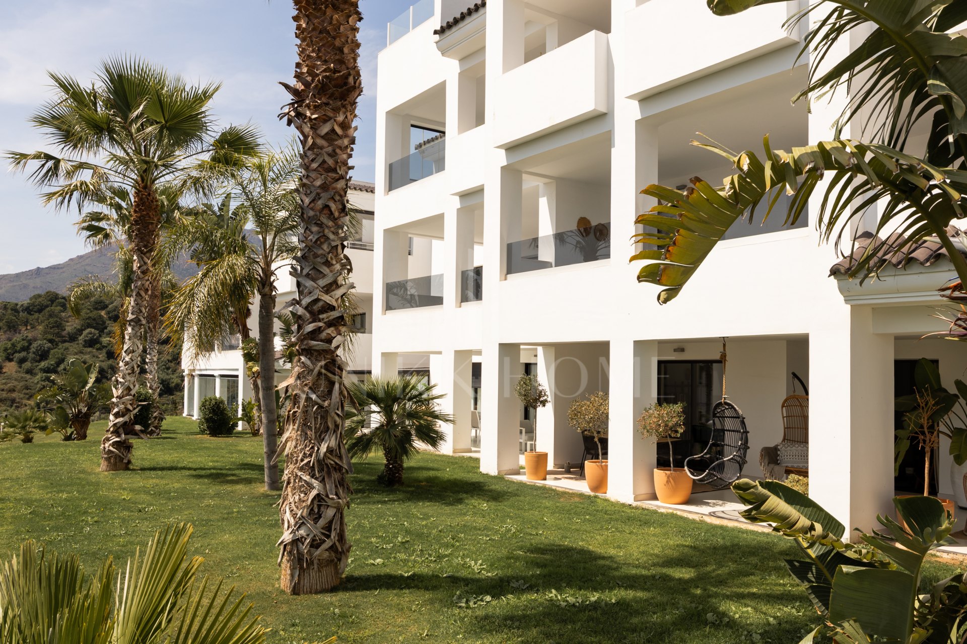 Elegante Apartamento de Diseño en Venta en Mirador de Estepona Hills con Licencia de Alquiler