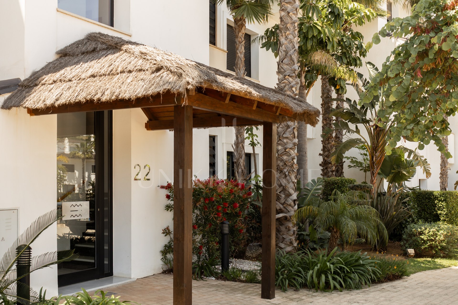 Elegante Apartamento de Diseño en Venta en Mirador de Estepona Hills con Licencia de Alquiler