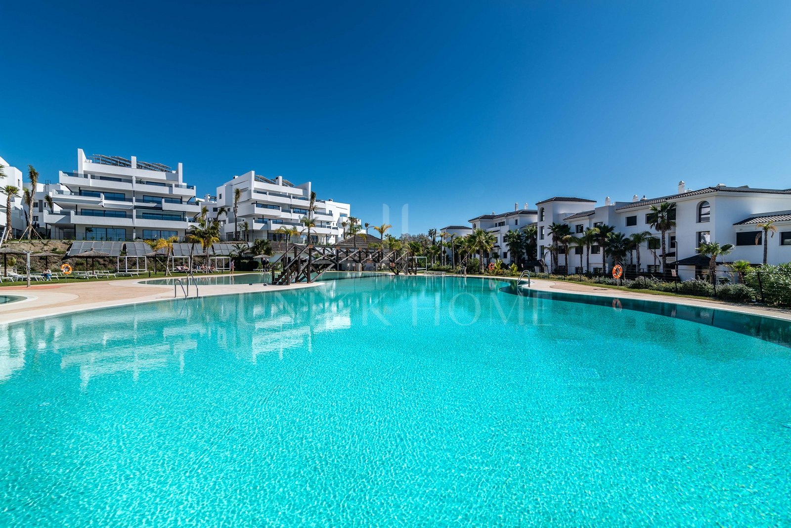 Elegante Apartamento de Diseño en Venta en Mirador de Estepona Hills con Licencia de Alquiler