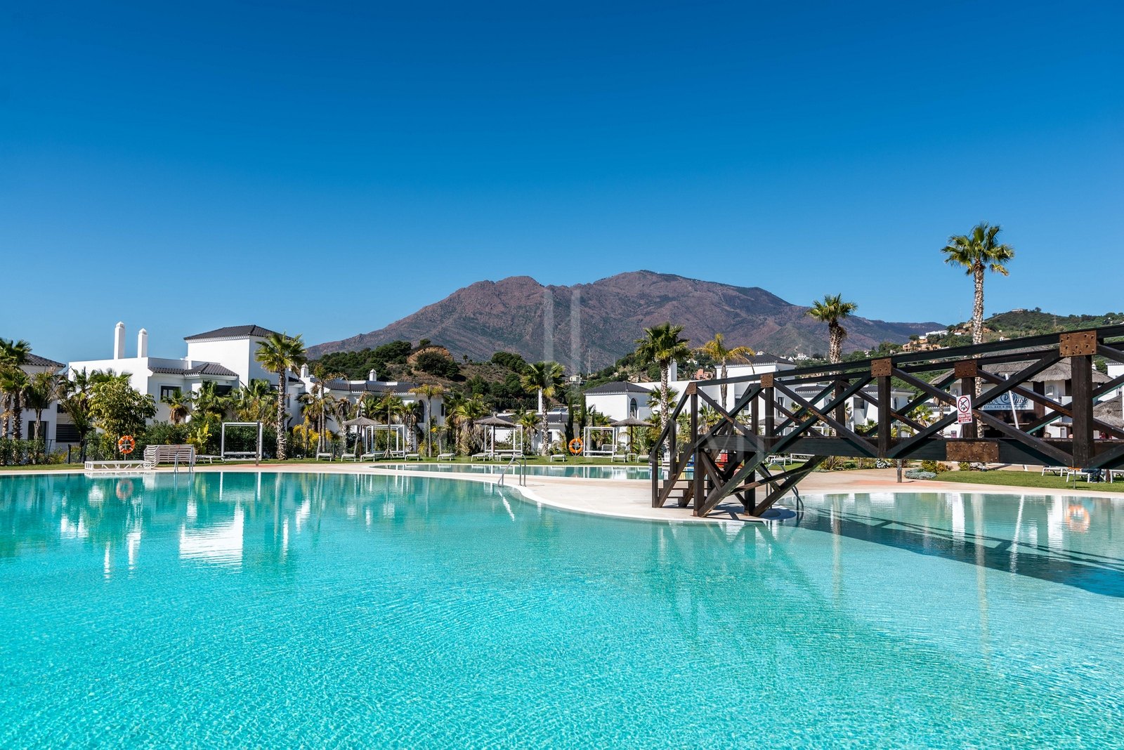 Elegante Apartamento de Diseño en Venta en Mirador de Estepona Hills con Licencia de Alquiler