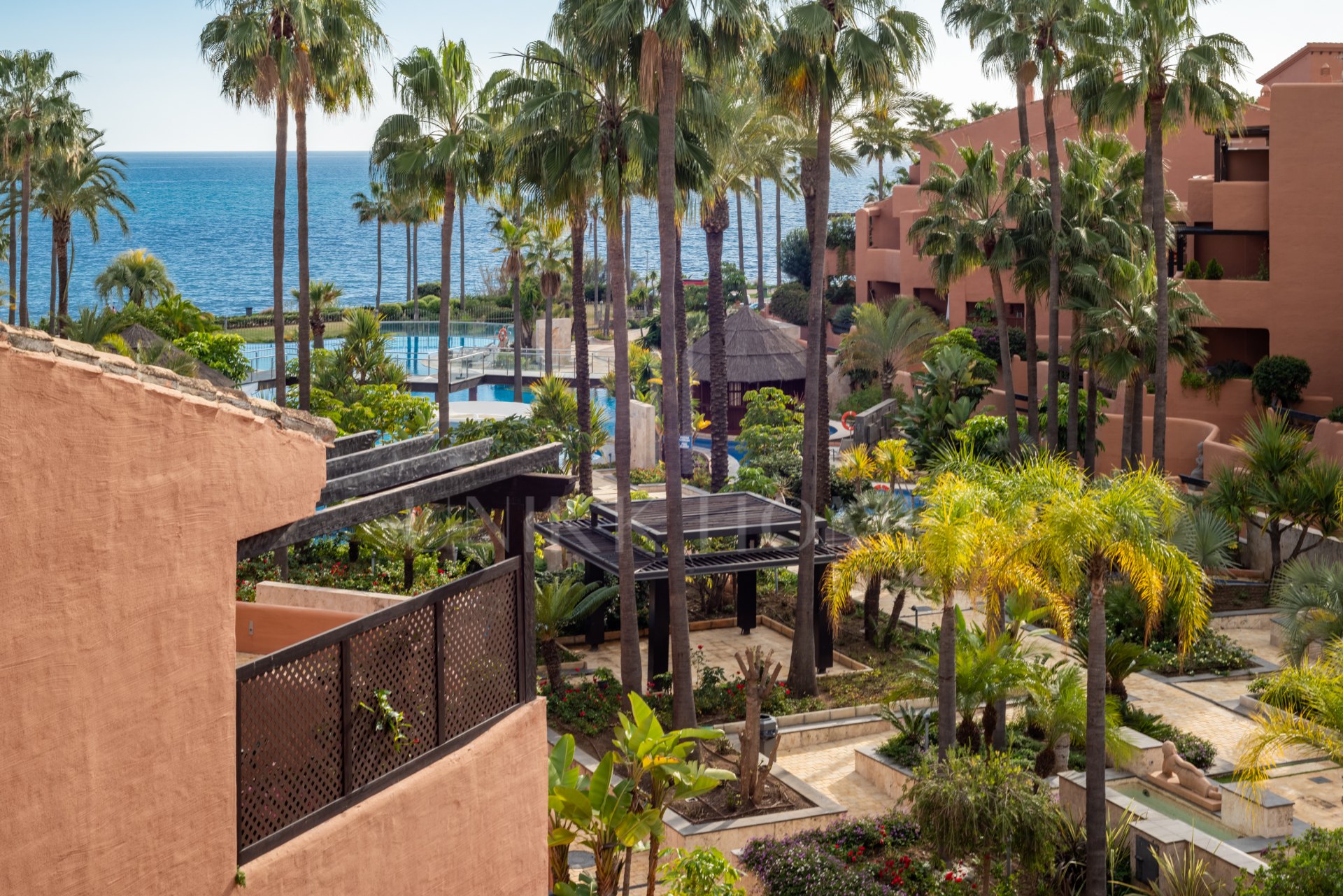 BEACHFRONT 3 BEDROOM APARTMENT WITH SEA VIEWS AND TOURISTIC LICENCE IN PLACE!