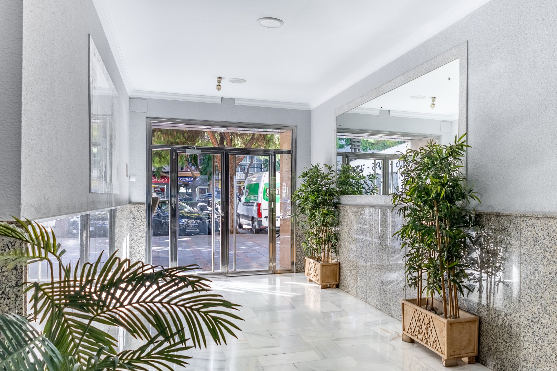 CORNER APARTMENT TO RENOVATE – INVESTMENT POTENTIAL – CITY CENTRE