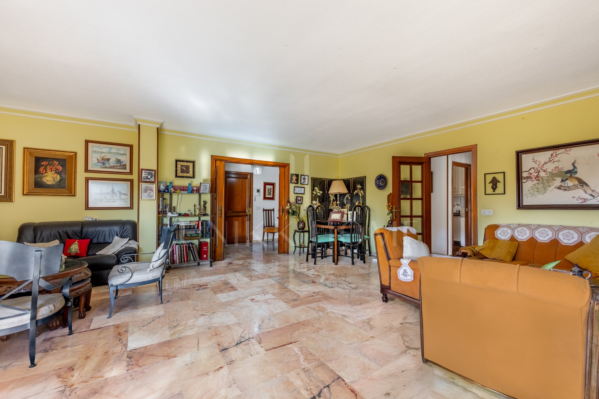 CORNER APARTMENT TO RENOVATE – INVESTMENT POTENTIAL – CITY CENTRE