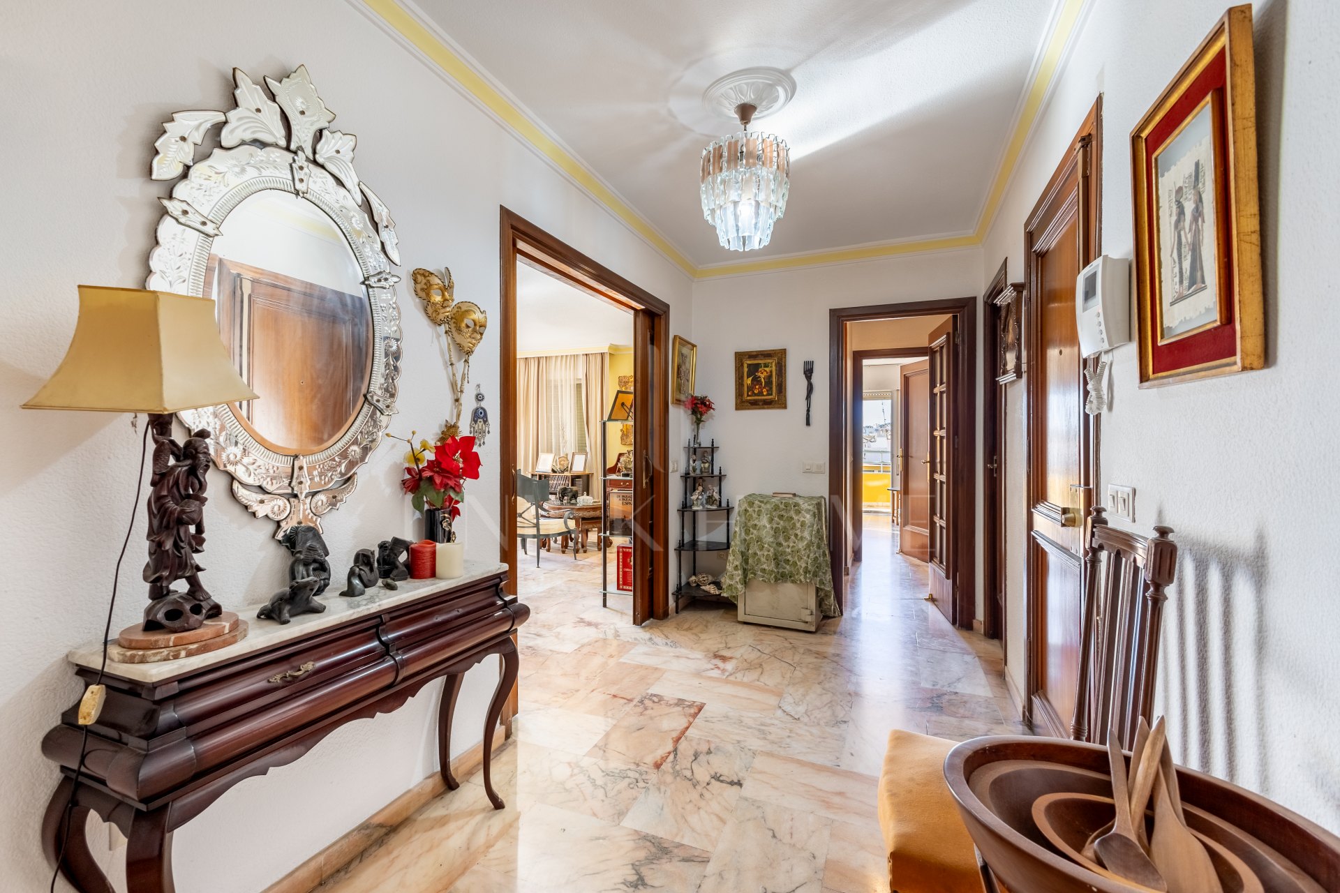 CORNER APARTMENT TO RENOVATE – INVESTMENT POTENTIAL – CITY CENTRE