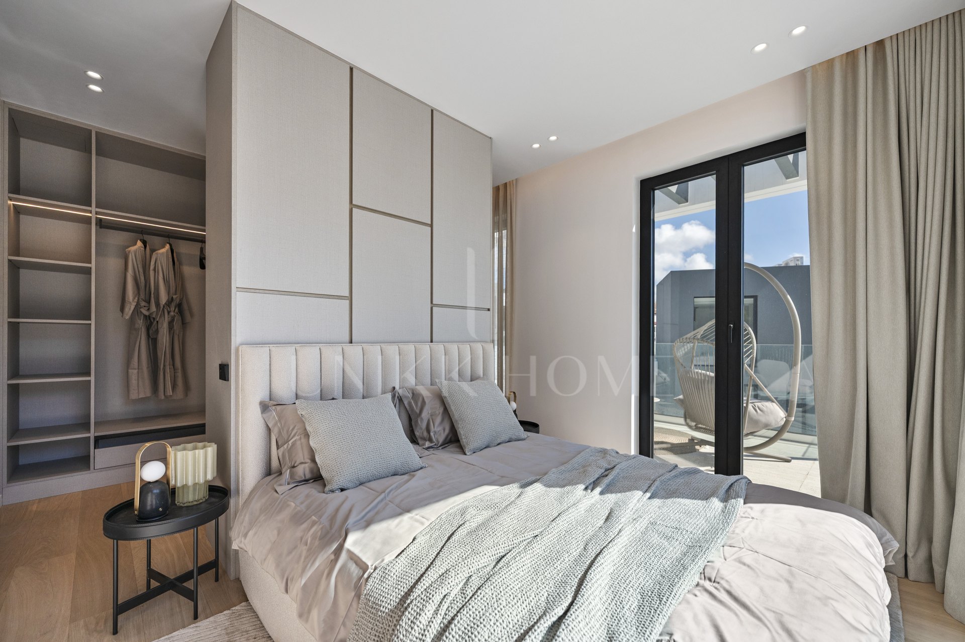 VILLA DE DISEÑO DE NUEVA CONSTRUCCIÓN CON VISTAS PANORÁMICAS AL MAR EN BENALMÁDENA