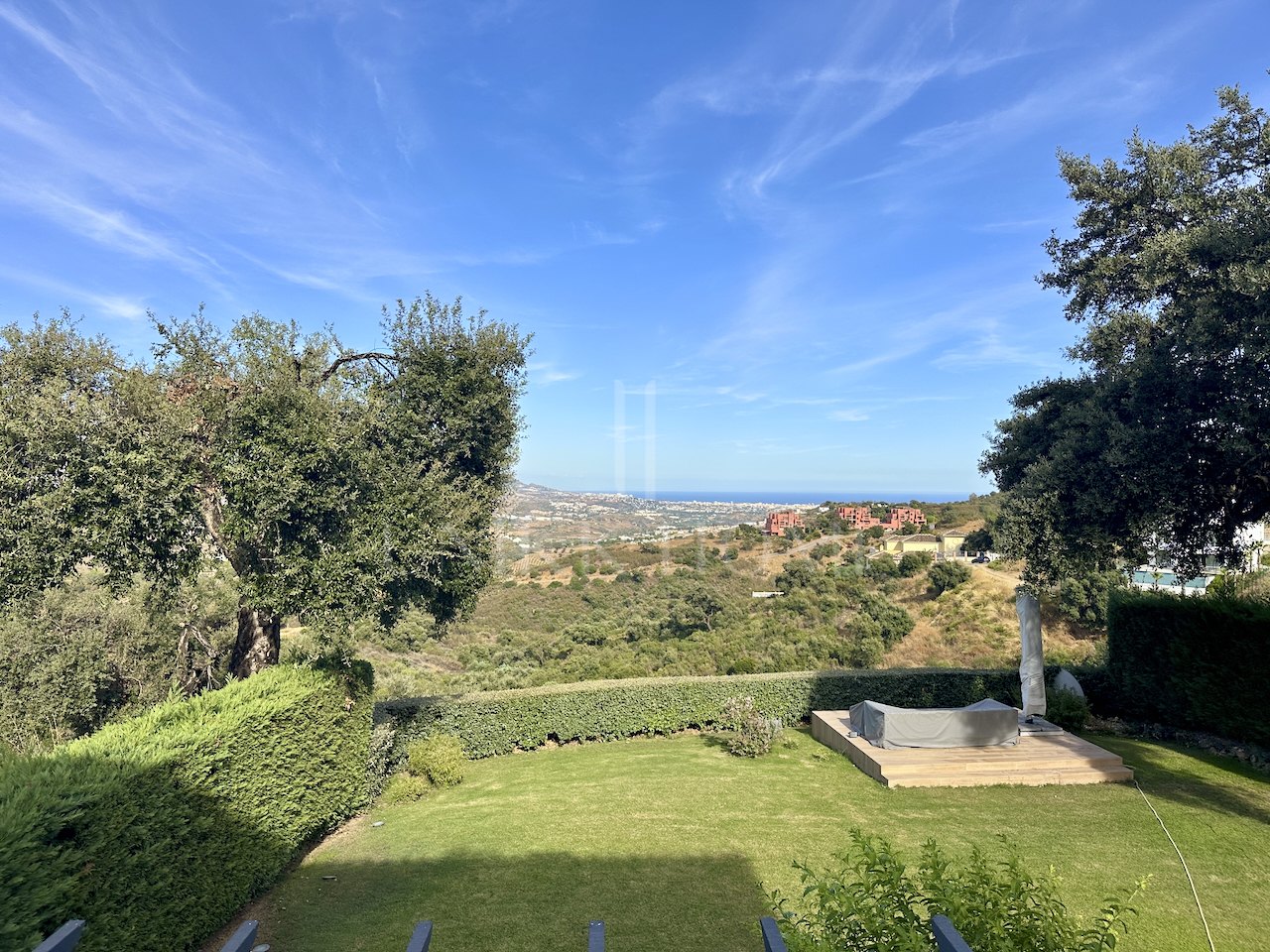 Elegante apartamento de tres dormitorios con vistas panorámicas en La Mairena, Marbella Este