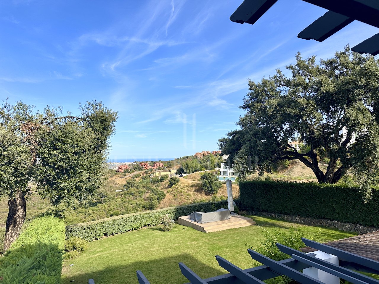 Elegant Three-Bedroom Apartment with Panoramic Views in La Mairena, Marbella East