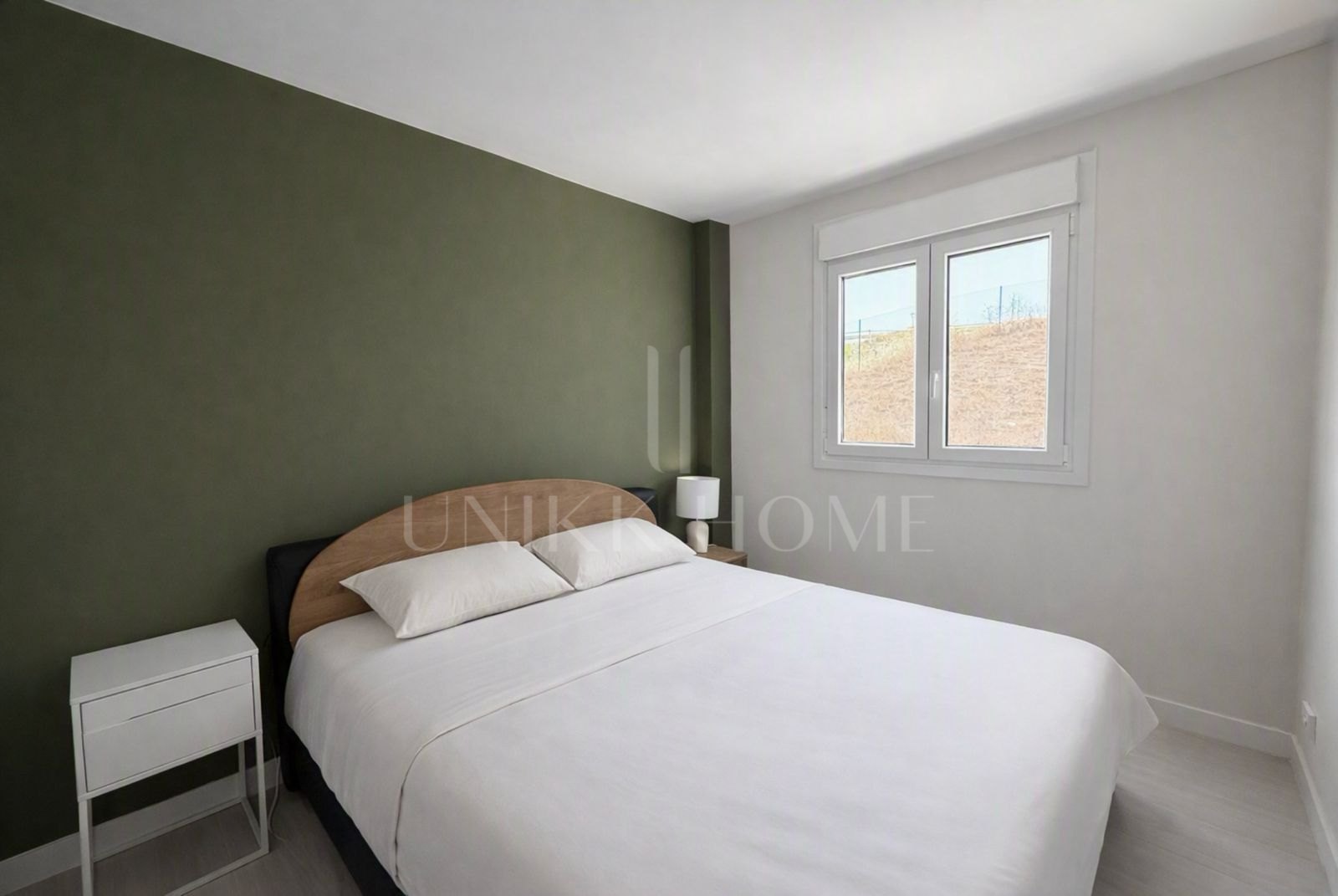 Moderno apartamento de tres dormitorios en Estepona con vistas panorámicas