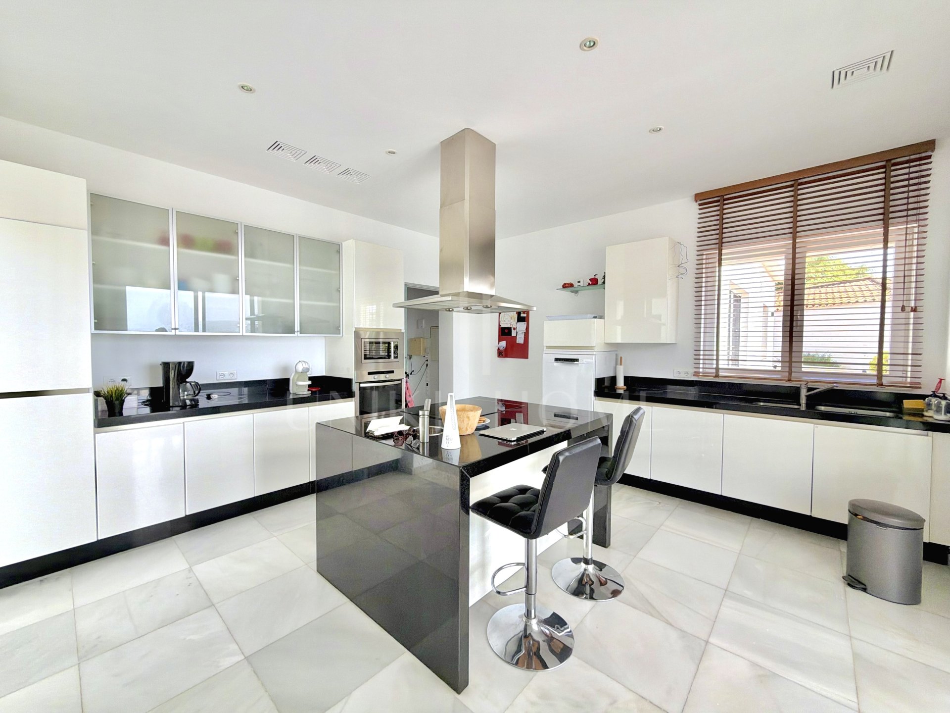 Villa de cuatro dormitorios orientada al sur en Altos de Estepona, con vistas panorámicas al mar y a la montaña