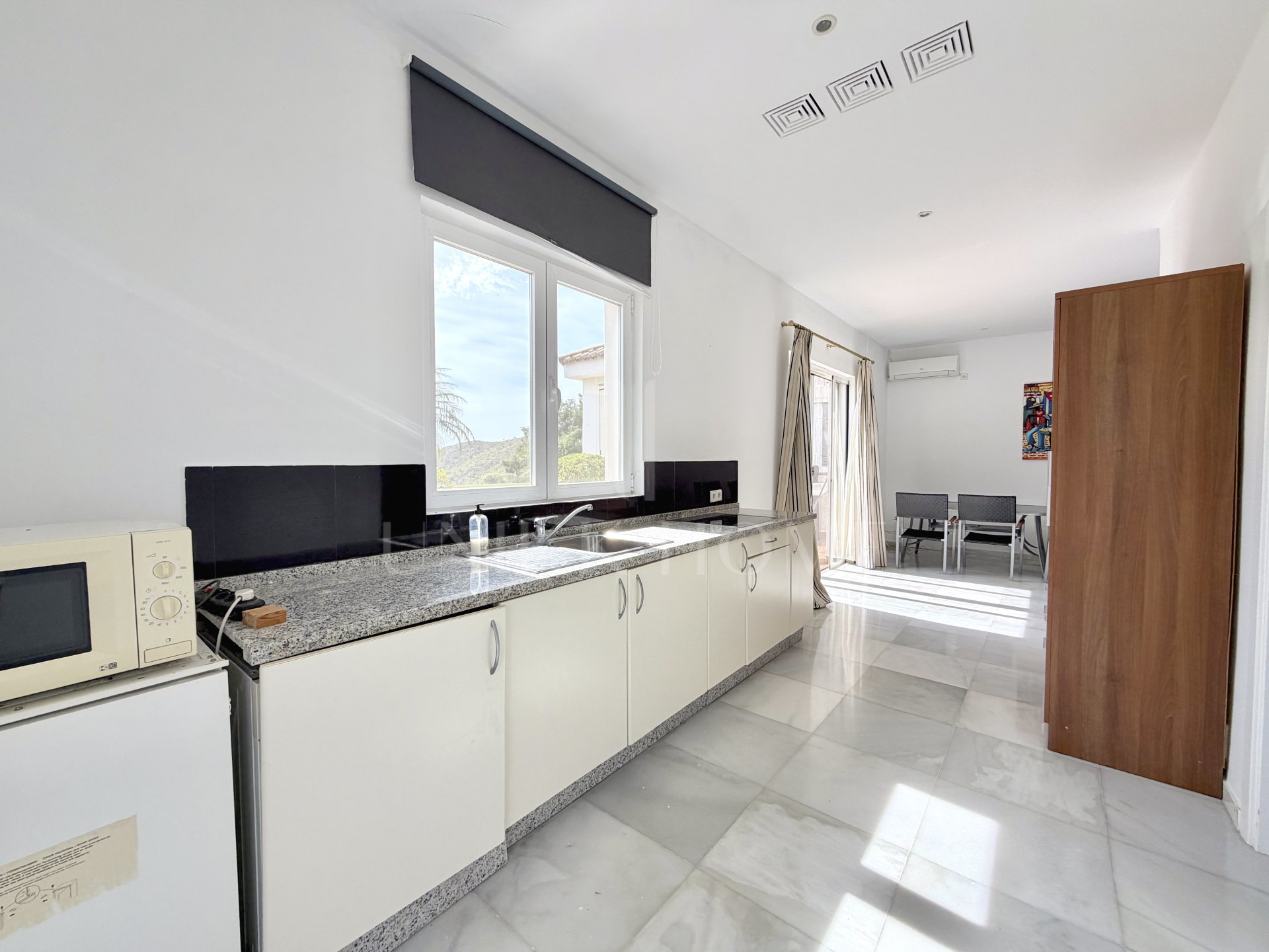 Villa de cuatro dormitorios orientada al sur en Altos de Estepona, con vistas panorámicas al mar y a la montaña