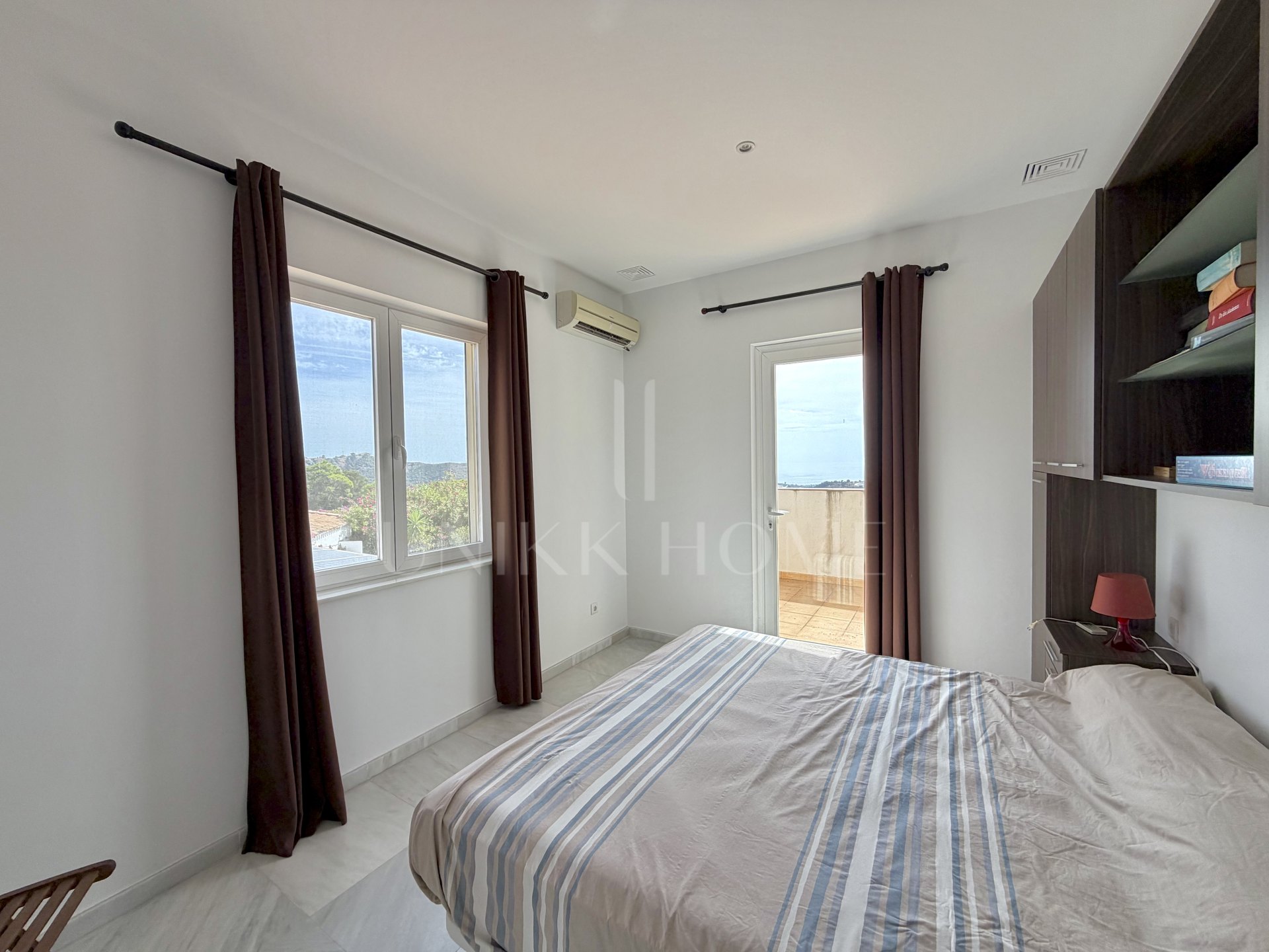 Villa de cuatro dormitorios orientada al sur en Altos de Estepona, con vistas panorámicas al mar y a la montaña