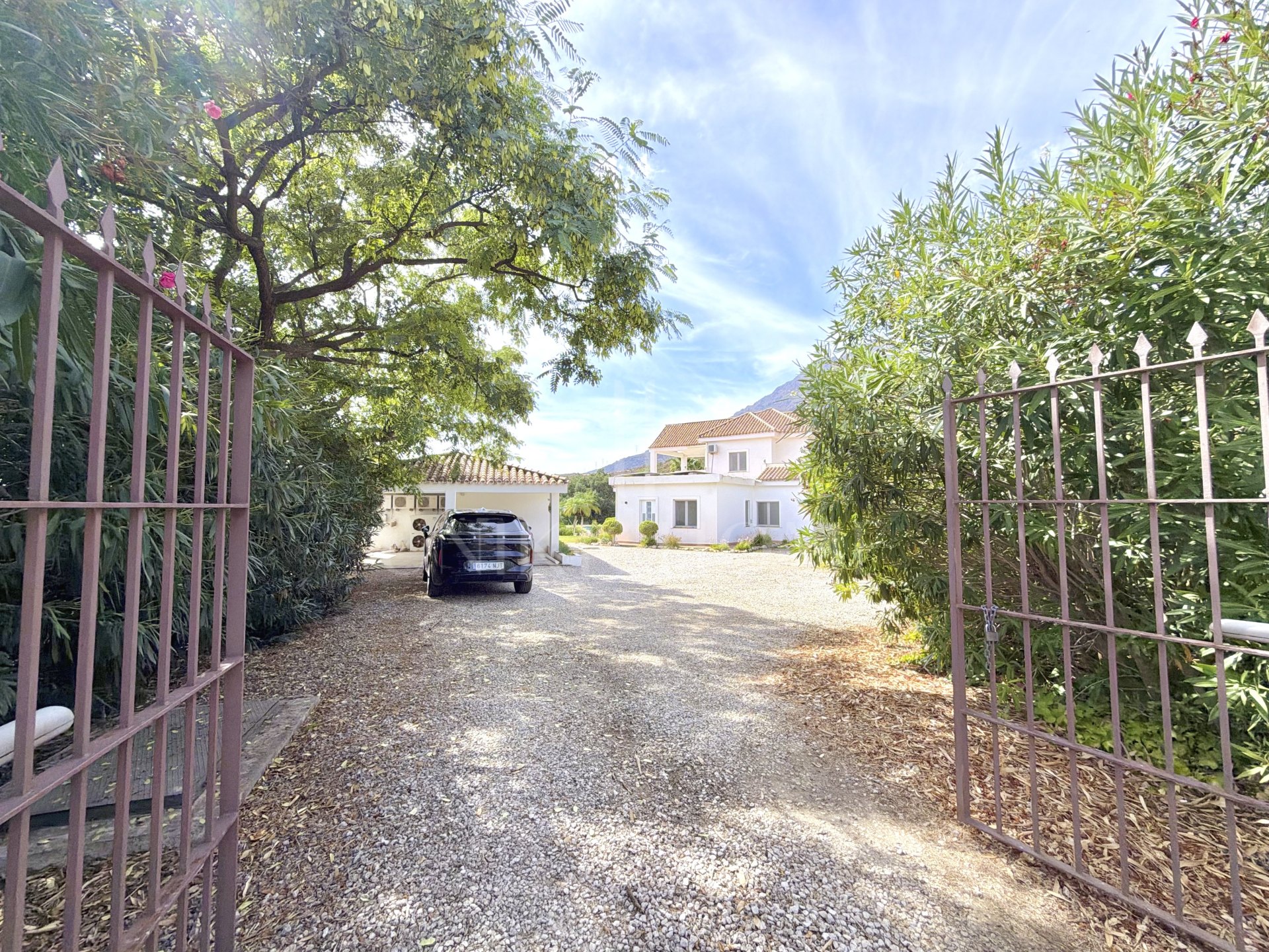 Villa de cuatro dormitorios orientada al sur en Altos de Estepona, con vistas panorámicas al mar y a la montaña