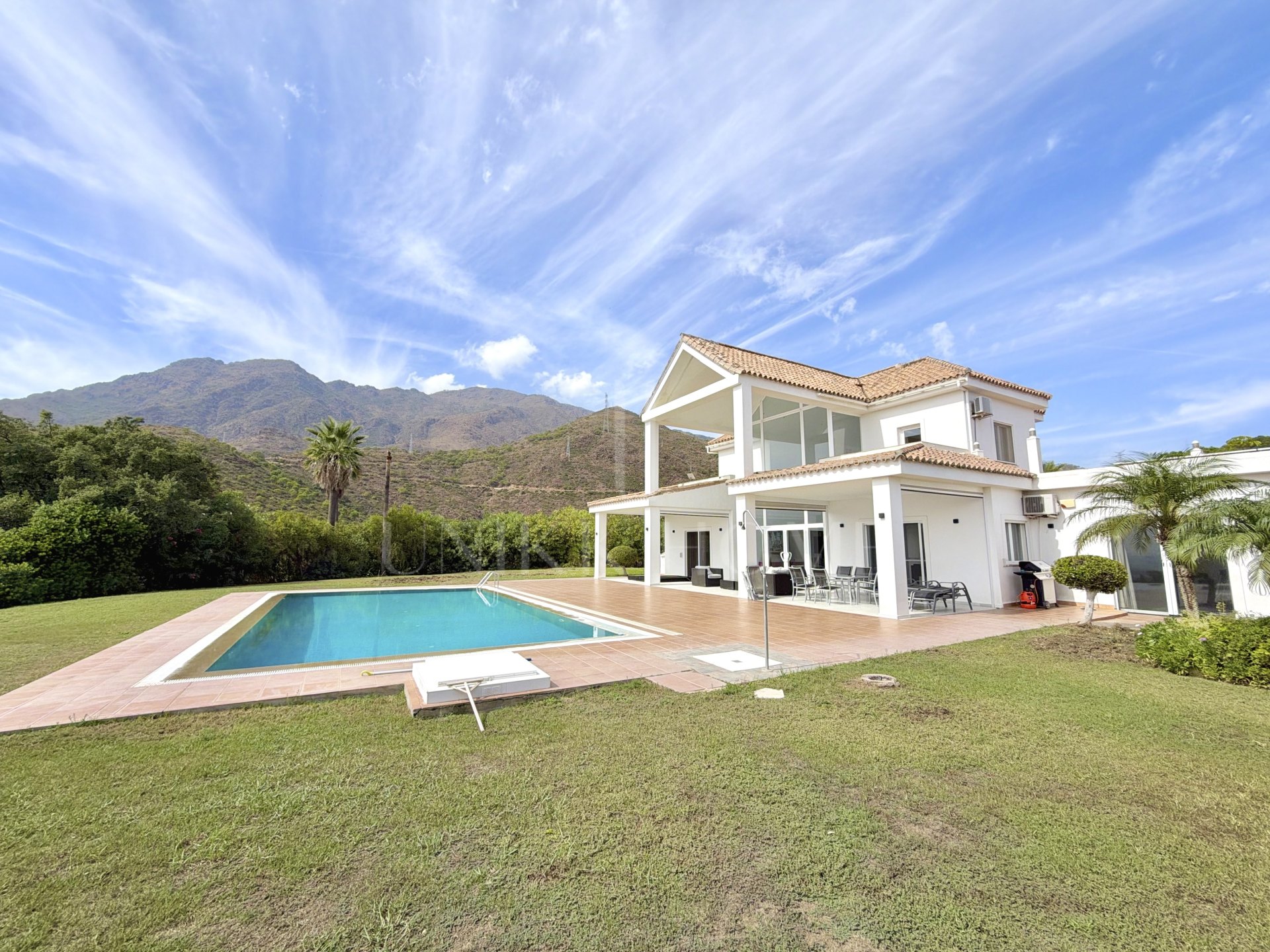Villa de cuatro dormitorios orientada al sur en Altos de Estepona, con vistas panorámicas al mar y a la montaña