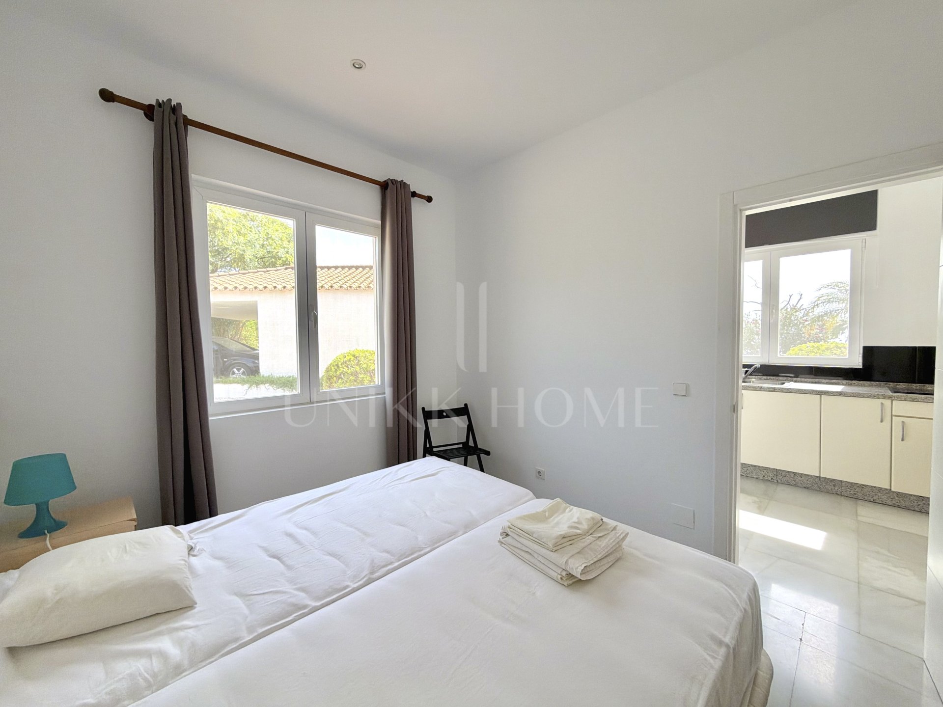 Villa de cuatro dormitorios orientada al sur en Altos de Estepona, con vistas panorámicas al mar y a la montaña