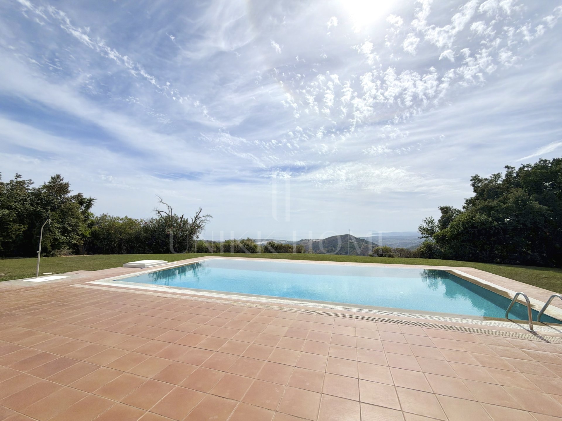 Villa de cuatro dormitorios orientada al sur en Altos de Estepona, con vistas panorámicas al mar y a la montaña